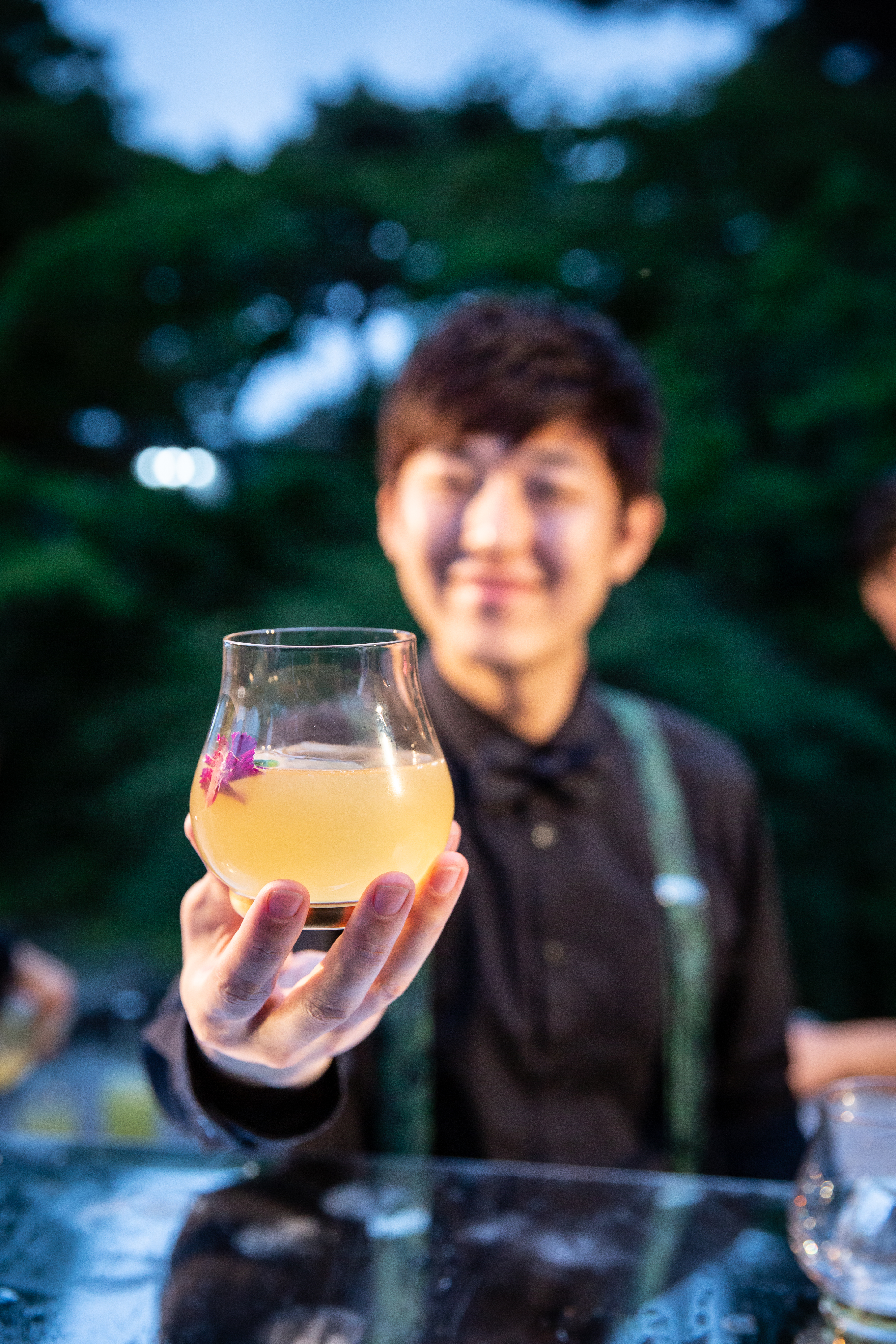 調酒師為賓客調製皇家禮炮特製調酒。