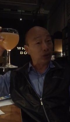韓國瑜今年2月才在酒吧開直播。（翻攝韓國瑜臉書）