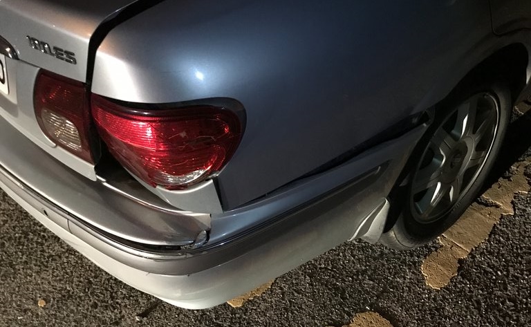 林女轎車擦撞護欄造成損傷。（翻攝畫面）