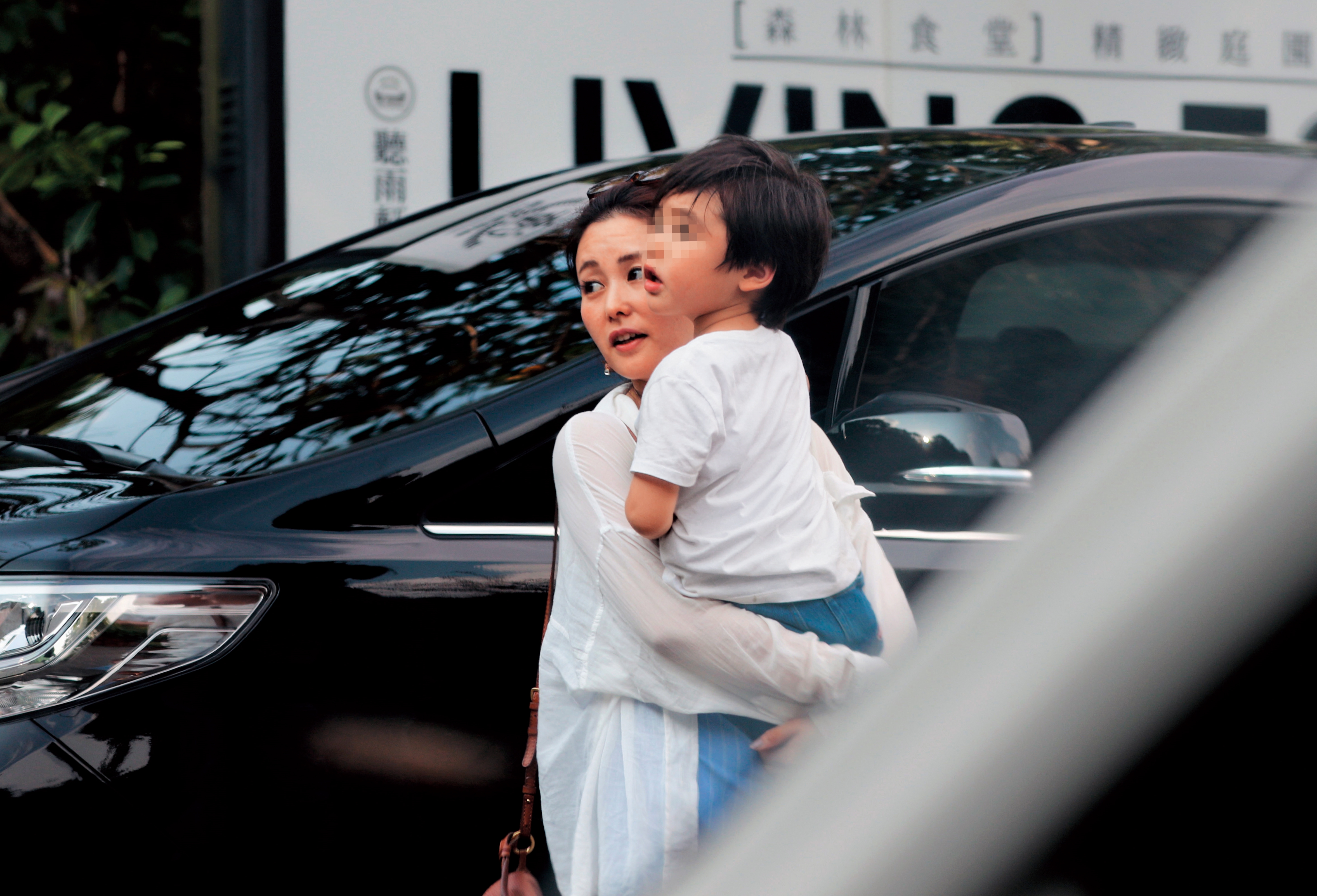 8/17 16：05，為母則強的麻衣，抱起兒子流露出她濃濃的母性。爸爸王泉仁在小朋友的成長過程當中長期缺席，而且兩人驚爆已經離婚。