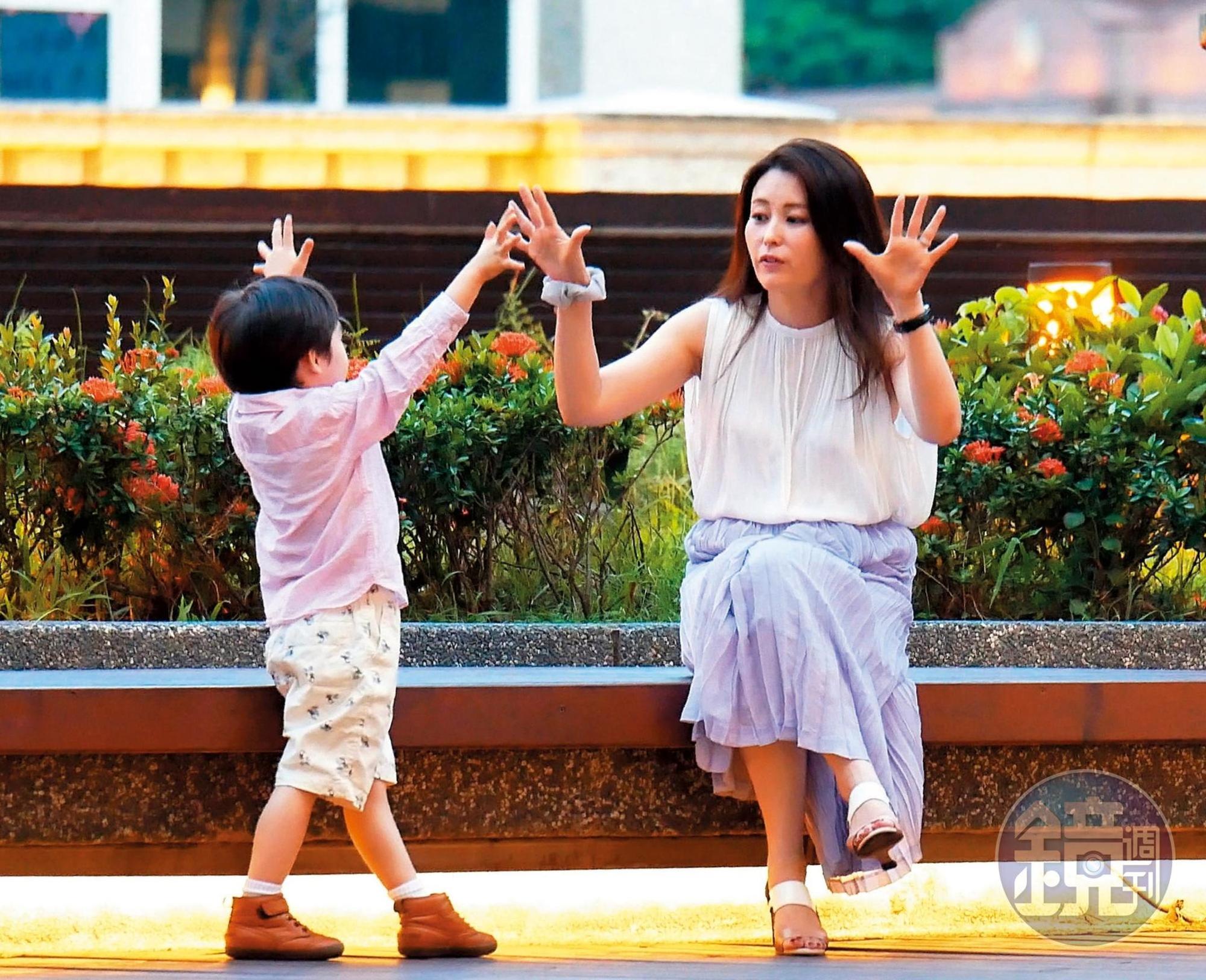 8/17 18:30,麻衣跟兒子的互動非常可愛。聽說為了讓孫子能說中文,身為爺爺的王文洋還特地請了家教上課。