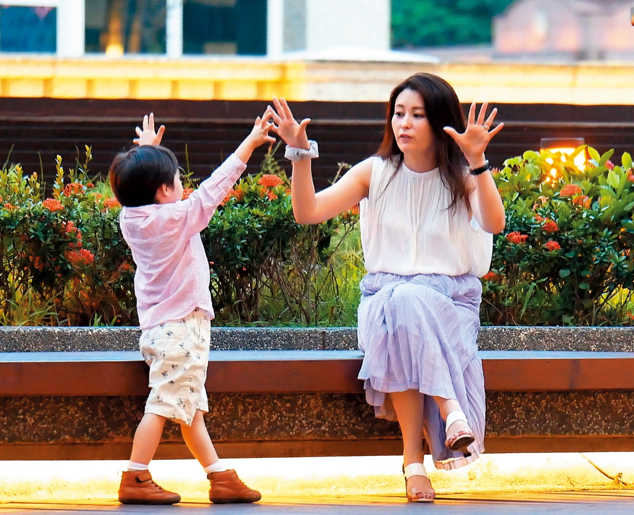 8月17日 18：30，麻衣跟兒子的互動非常可愛。聽說為了讓孫子能說中文，身為爺爺的王文洋還特地請了家教上課。