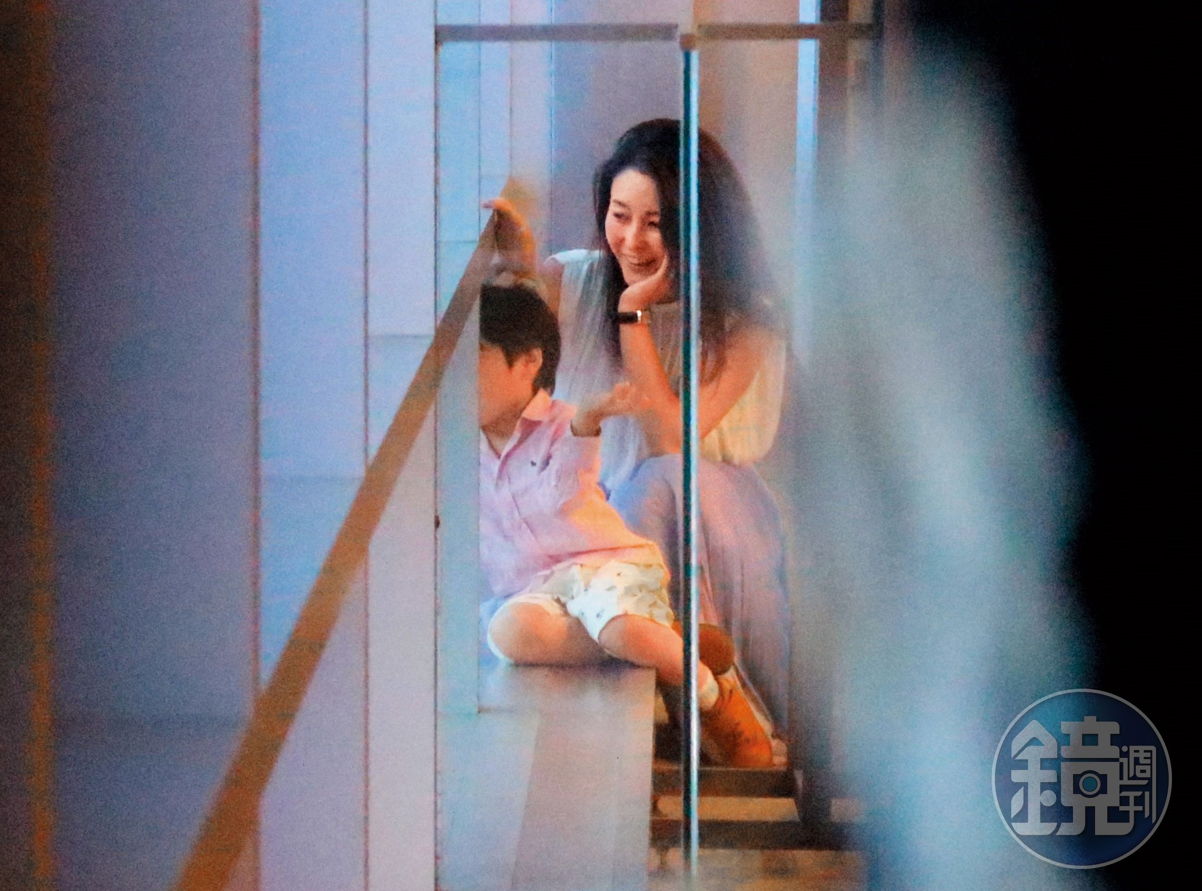 8/17 18：34，麻衣帶著兒子出門吃晚餐，母子感情非常親密。