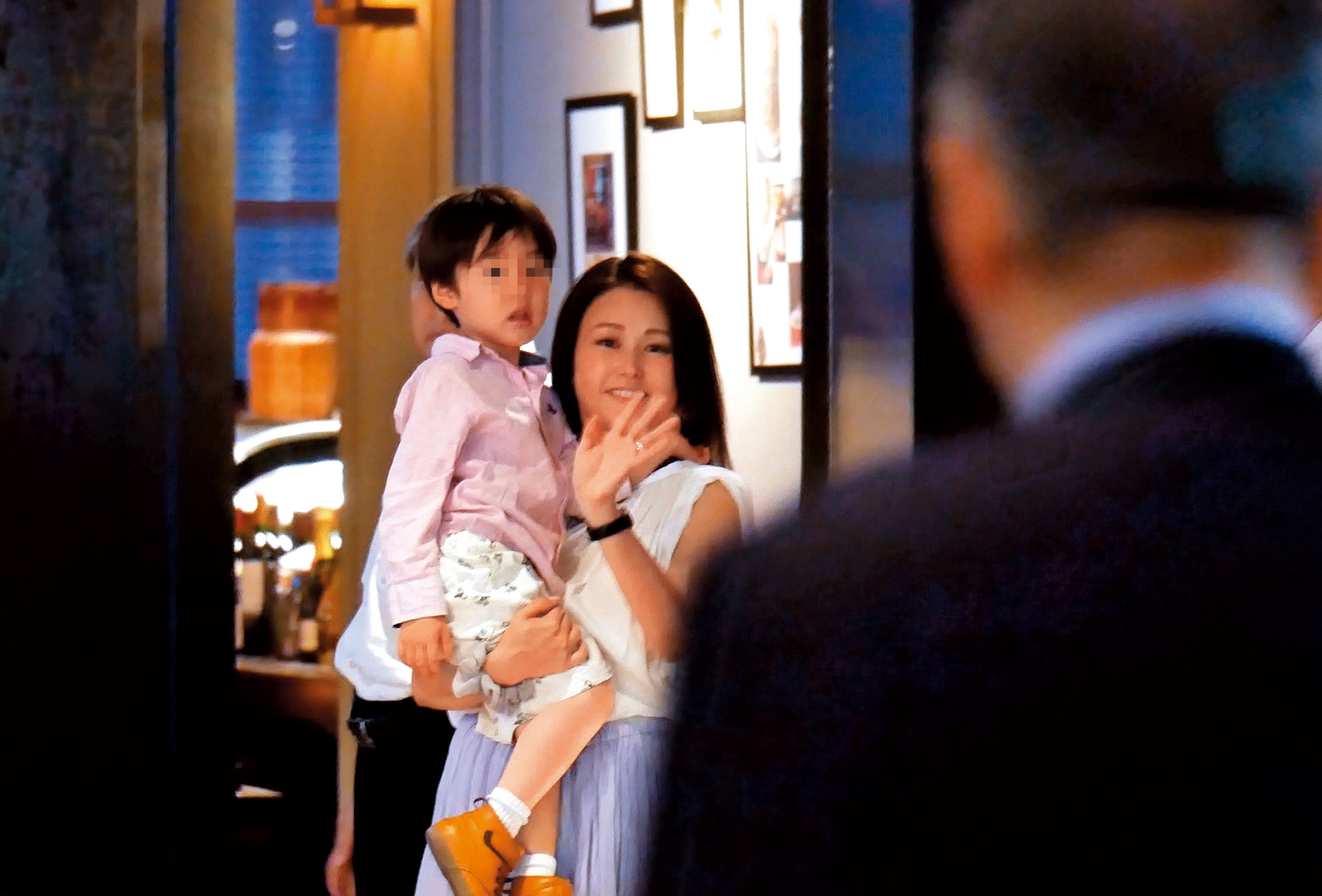 8月16日 18：37，麻衣抱著兒子跟王文洋打招呼，雖然老公王泉仁對她不聞也不問，但她跟老人家倒是處得不錯。