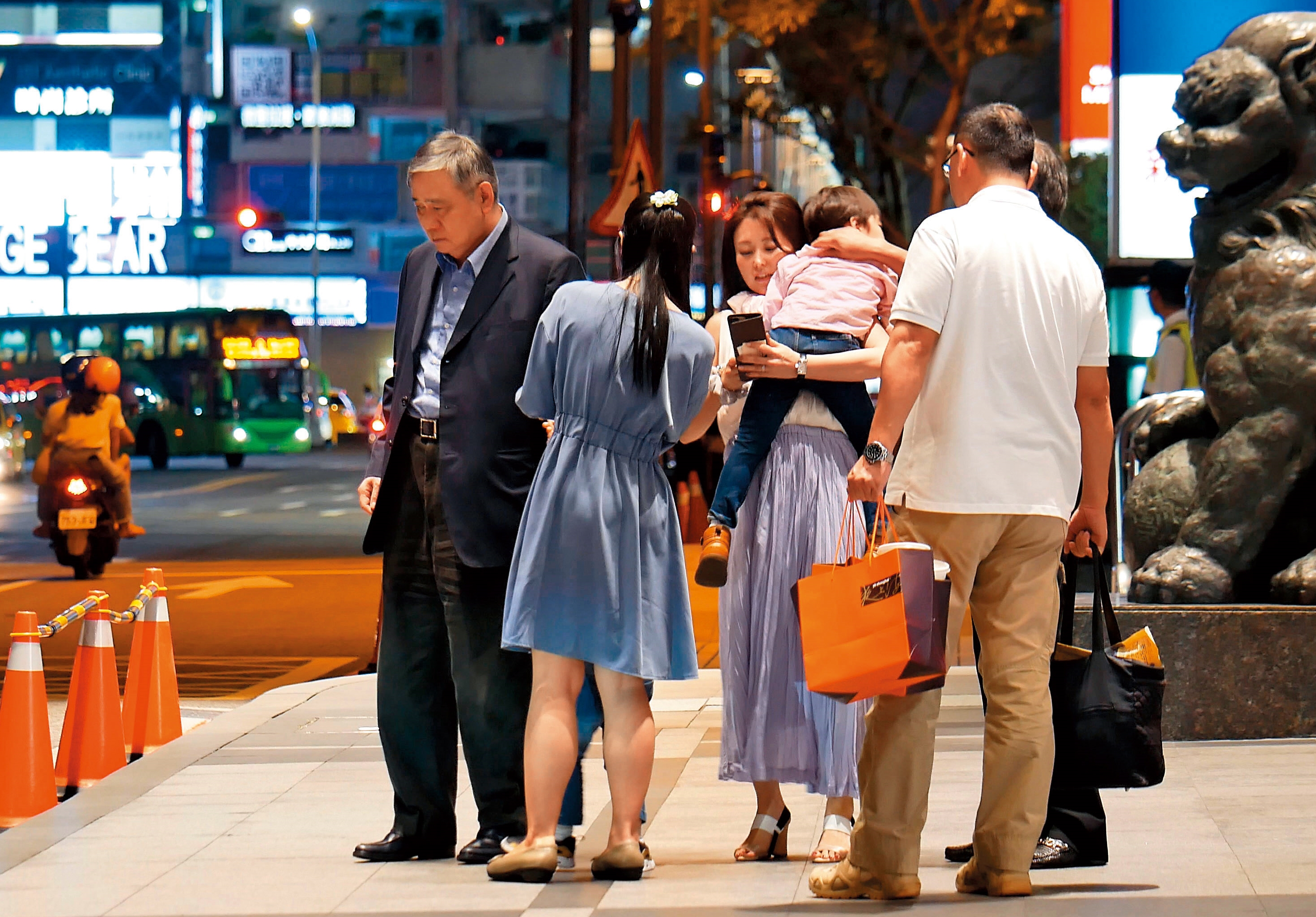 8月17日 21：08，據說有次麻衣兒子生病，王文洋（左1）二話不說就飛到日本探視。這次兒子王泉仁婚變，讓他看起來很落寞。