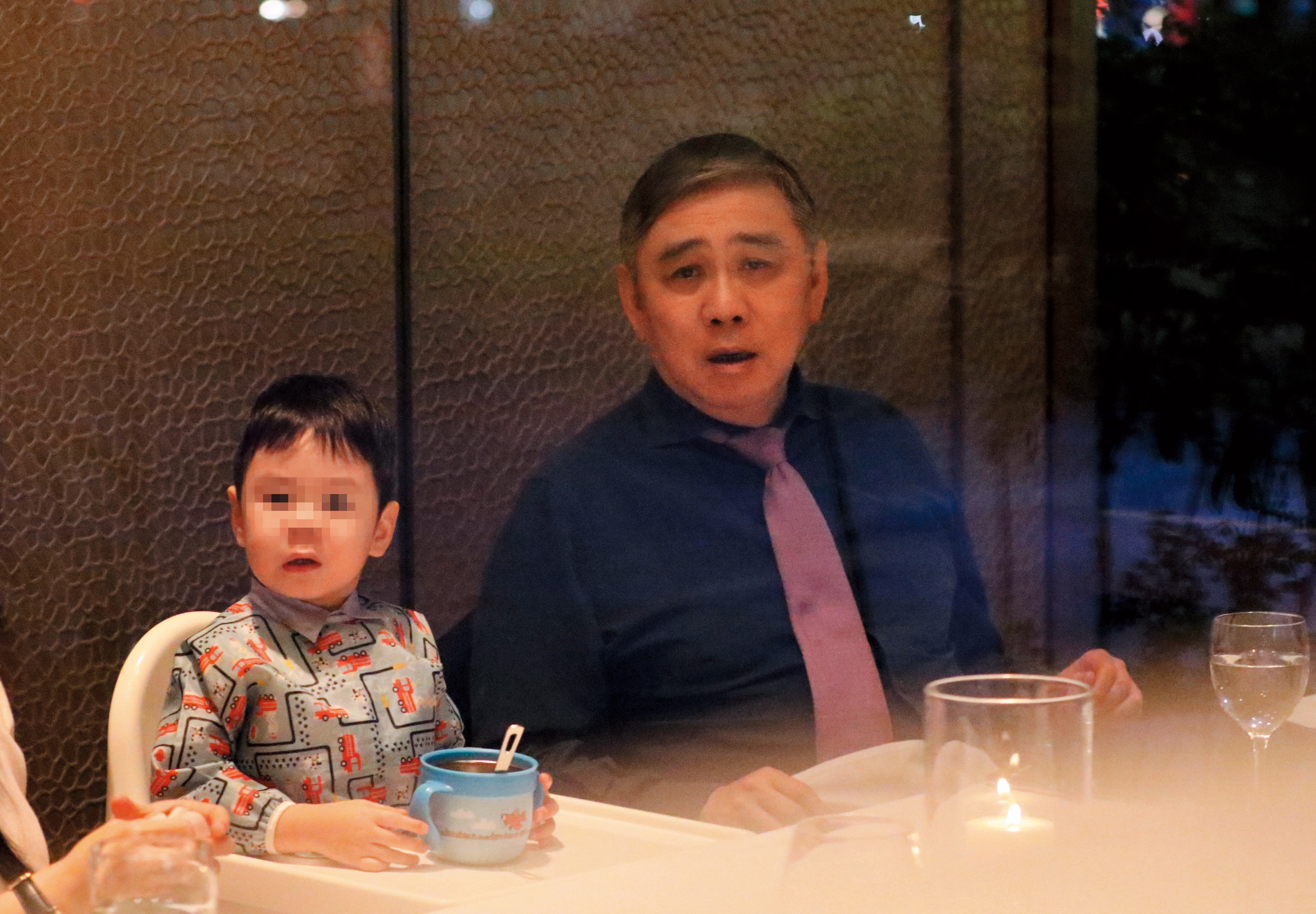 8/16 18：50，王文洋旁邊坐著的是女兒王思涵的兒子，也就是他的外孫，不過王思涵倒是不見人影。