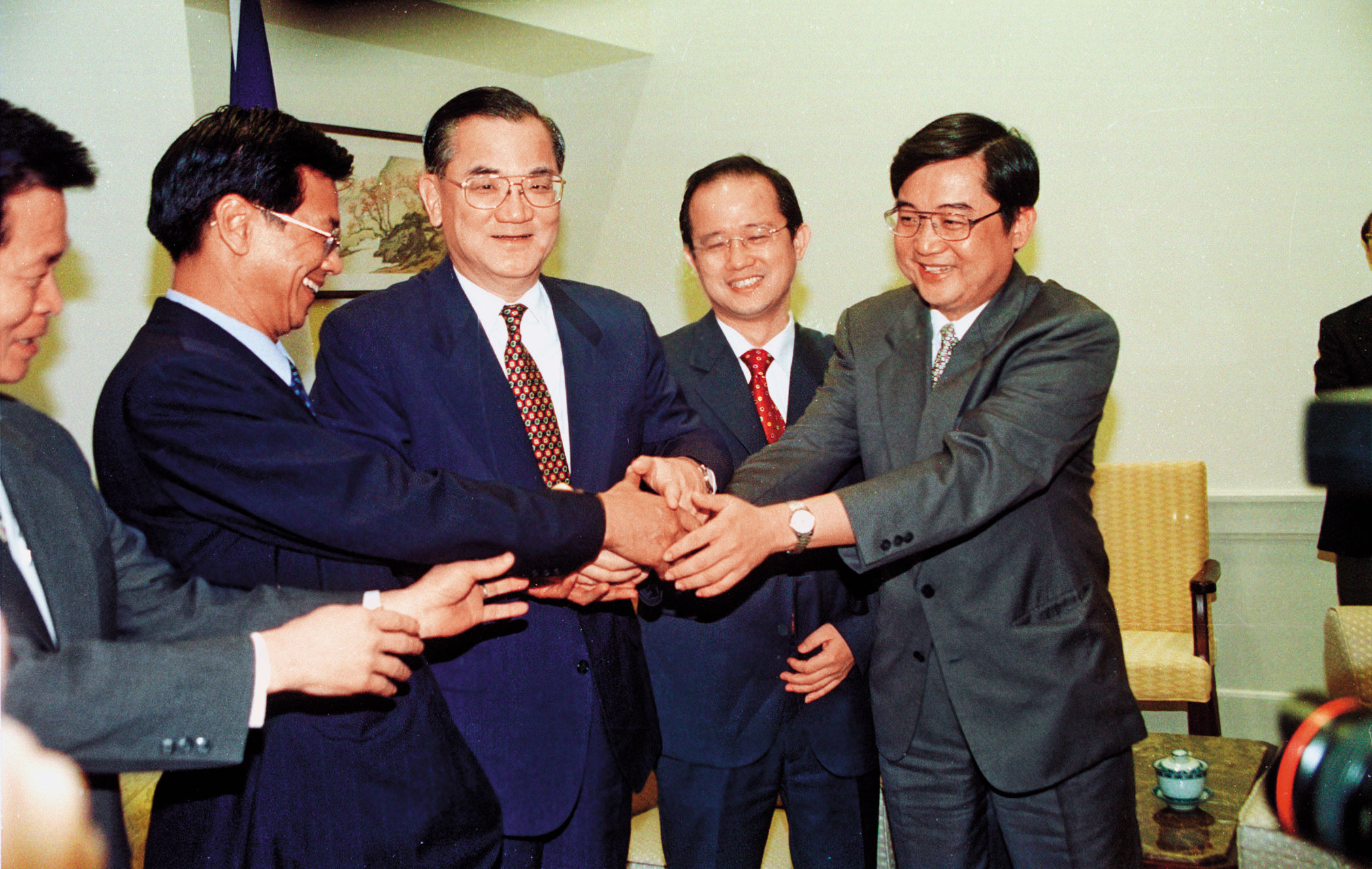 楊敏華曾活躍於政界，與前副總統連戰等黨政人士關係不錯。（中央社）