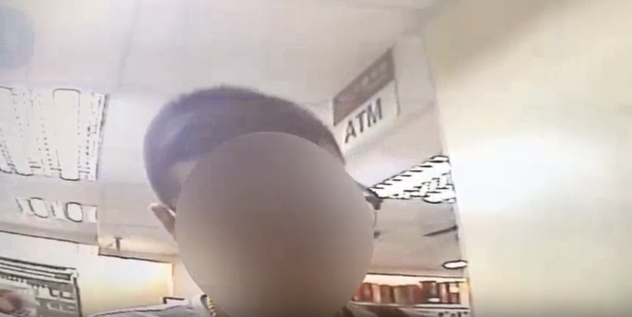嫌犯指揮旗下詐騙車首赴ATM領款。（翻攝畫面）
