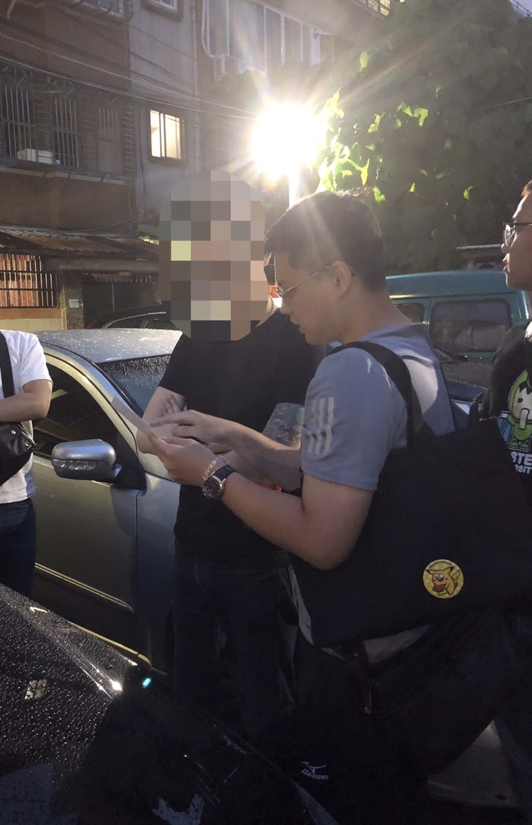 警方逮捕詐騙車手集團張姓核心幹部。（翻攝畫面）