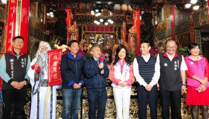 高雄市觀光局長潘恒旭(中)因被楊秋興暗指洗錢,而向神明發毒誓,遭命理師指正,潘恒旭還回嗆命理師是江湖術士。(翻攝自潘恒旭臉書)