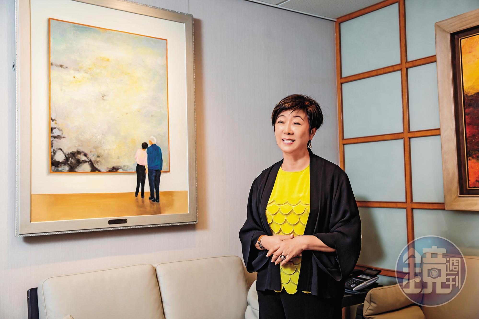 張忠謀和張淑芬牽手站在畫展中,兩人依偎看畫的的作品〈執子之手2〉,由張忠謀夫人張淑芬親自創作。
