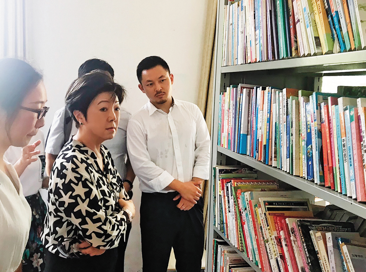 張淑芬頂著烈日高溫，到合肥訪視偏鄉小學，推動「一萬一校」的捐書活動。（台積電慈善基金會提供）