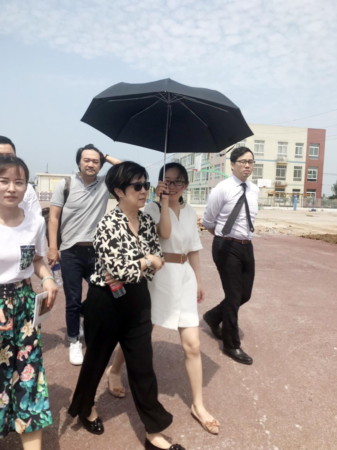 張淑芬這趟合肥公益行程不到48小時,在當地36度高溫烈陽下參訪兩所學校、做了一場演講,仍不喊累。(台積電慈善基金會提供)