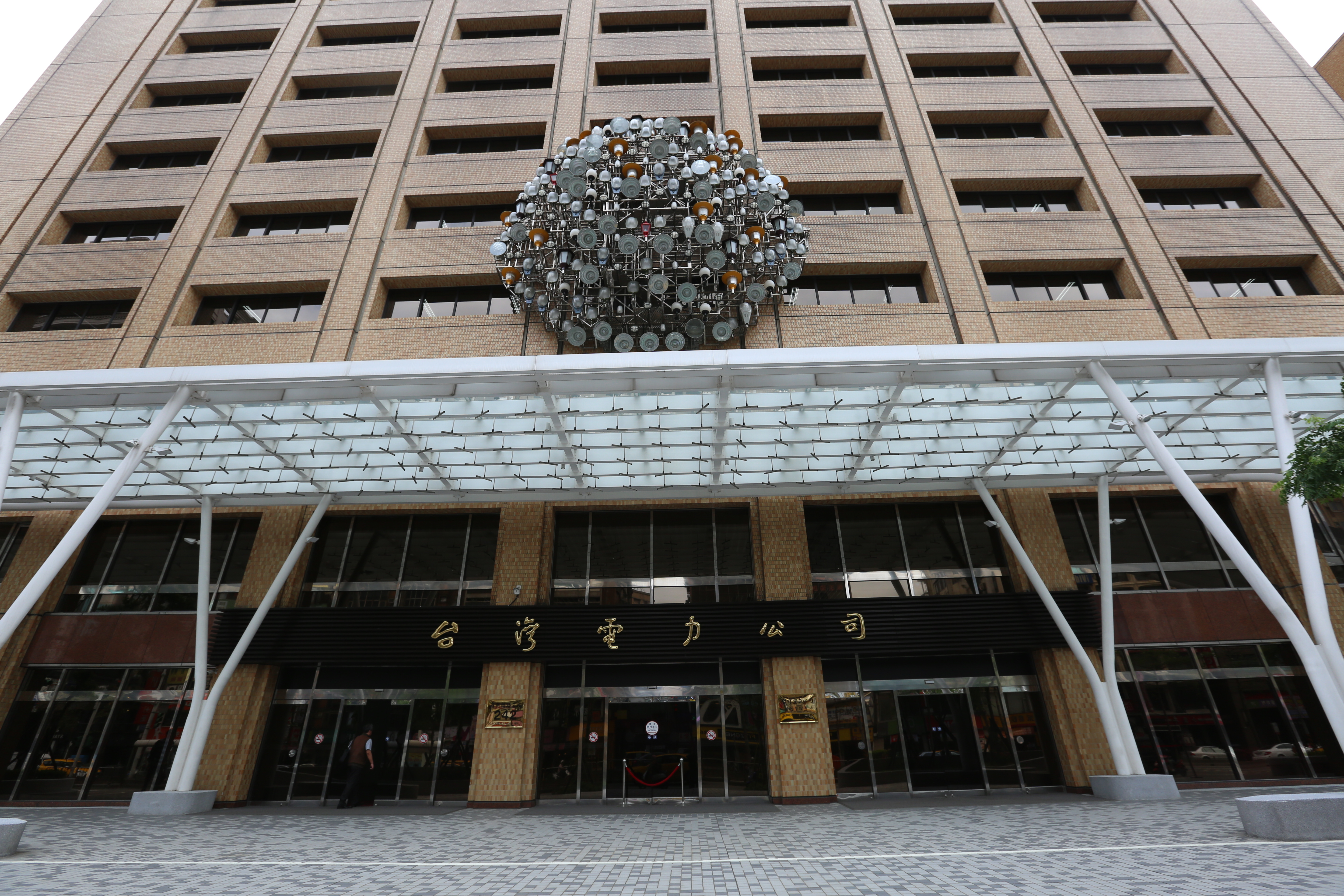 根據台電統計，因竊電累積無法追討的呆帳竟高達264筆，累積金額達1億9百萬元。