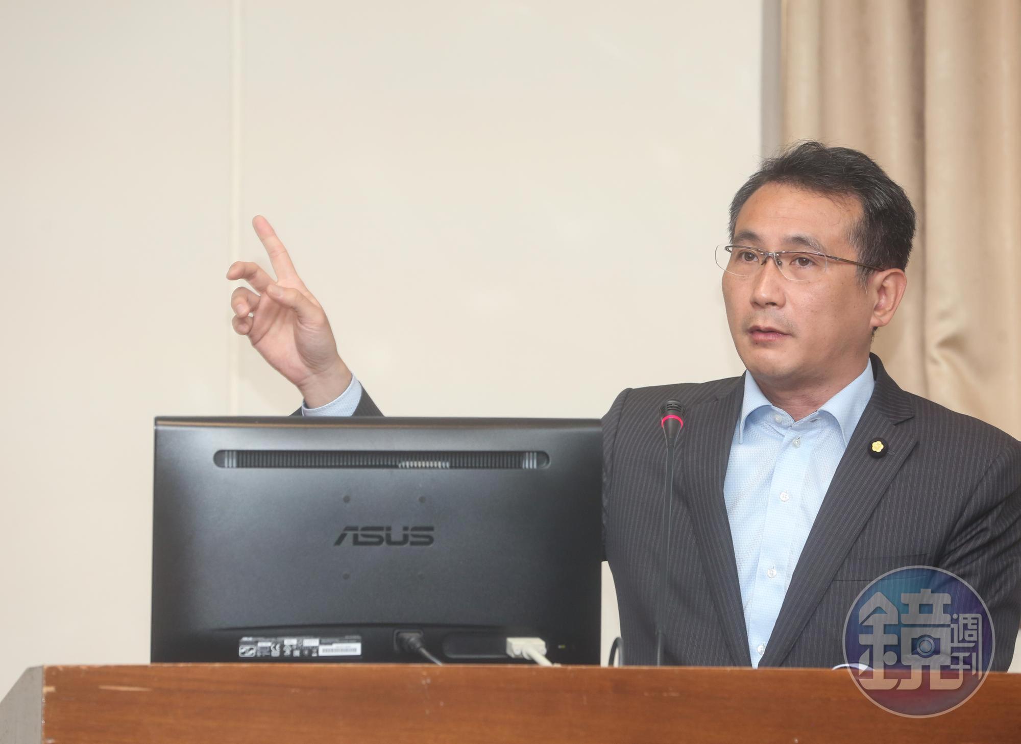 立委鄭運鵬指出台電營業規則的不合理規定,讓桃園市許多工業區的出租地主,被迫吃下高額的欠繳電費。