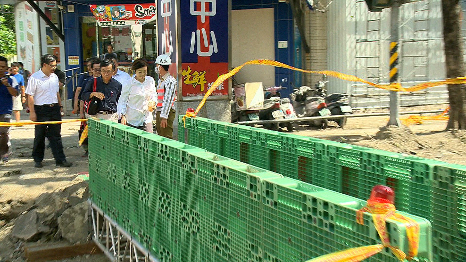 2014年高雄市發生氣爆事件，張淑芬親赴氣爆現場探視，以實際的救援行動代替捐款，感動許多災區居民。（台積電慈善基金會提供）