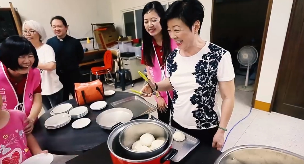張淑芬幫偏鄉兒童解決「食」的問題，開心的蒸包子給他們吃。（翻攝台積•愛•行動臉書影片）