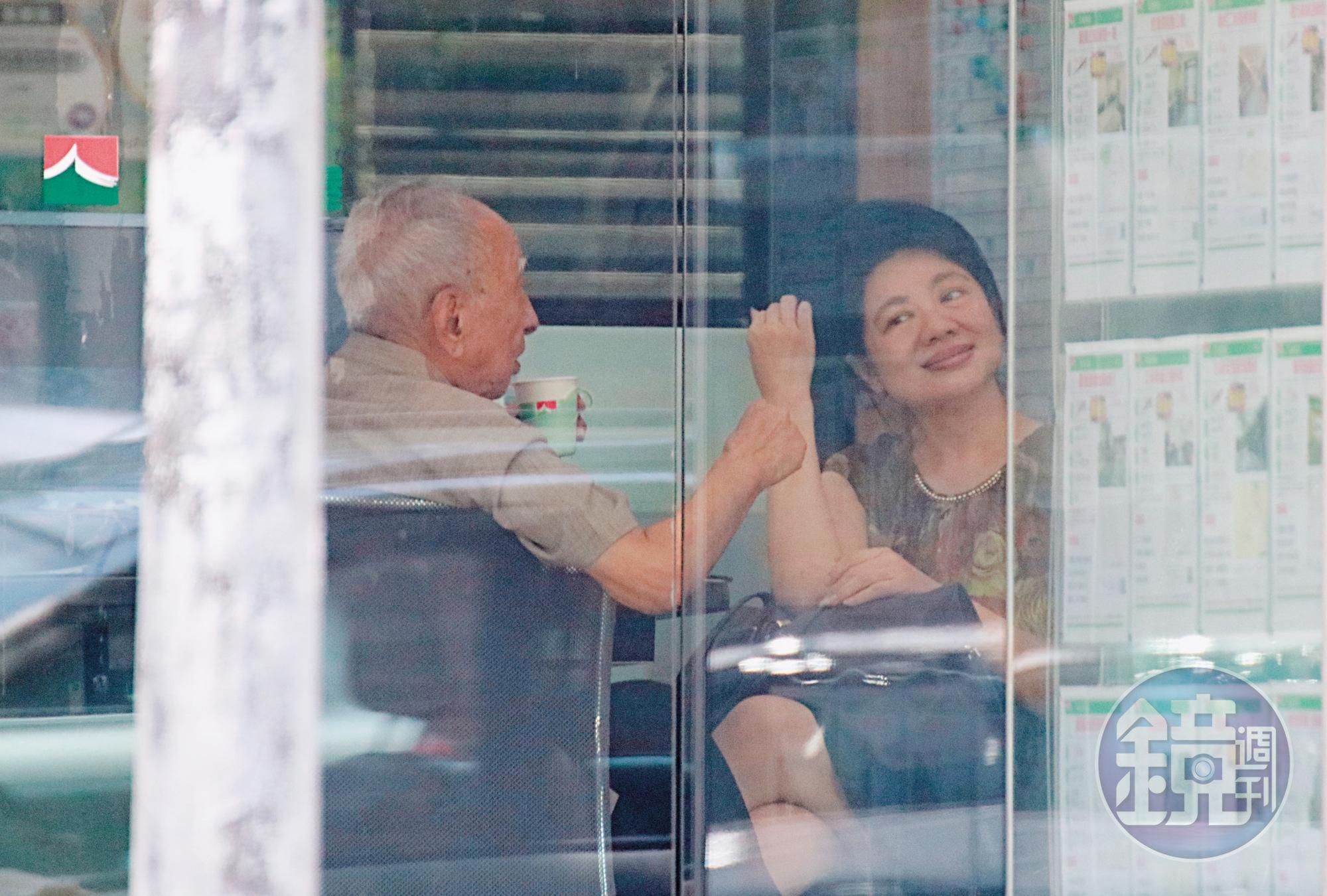 2019年08月17日12：20，陳姓熟女以「達達」稱呼司馬中原，2人在房仲店內有說有笑。
