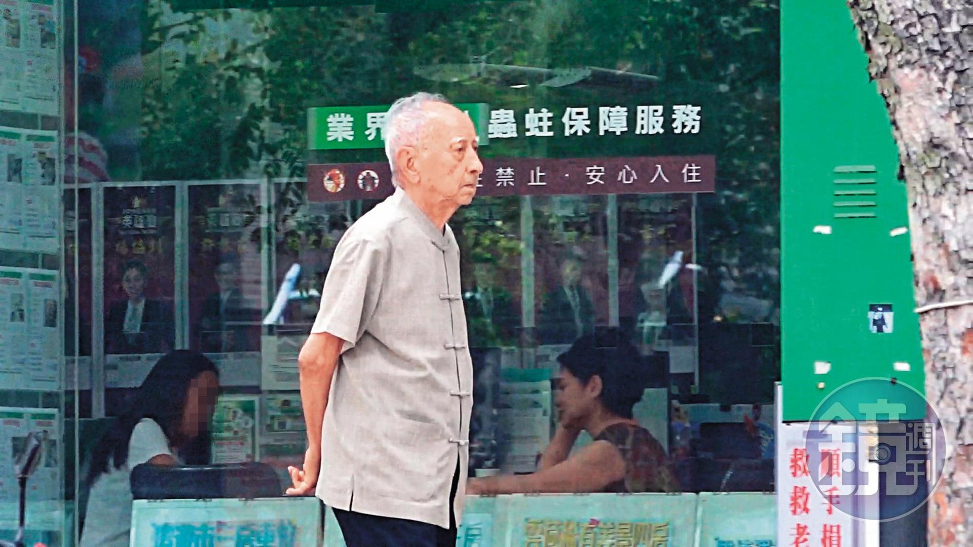 8/17 12：42，司馬中原與陳姓熟女找房仲時，大都由陳女洽談，他一度到店外透氣散步。