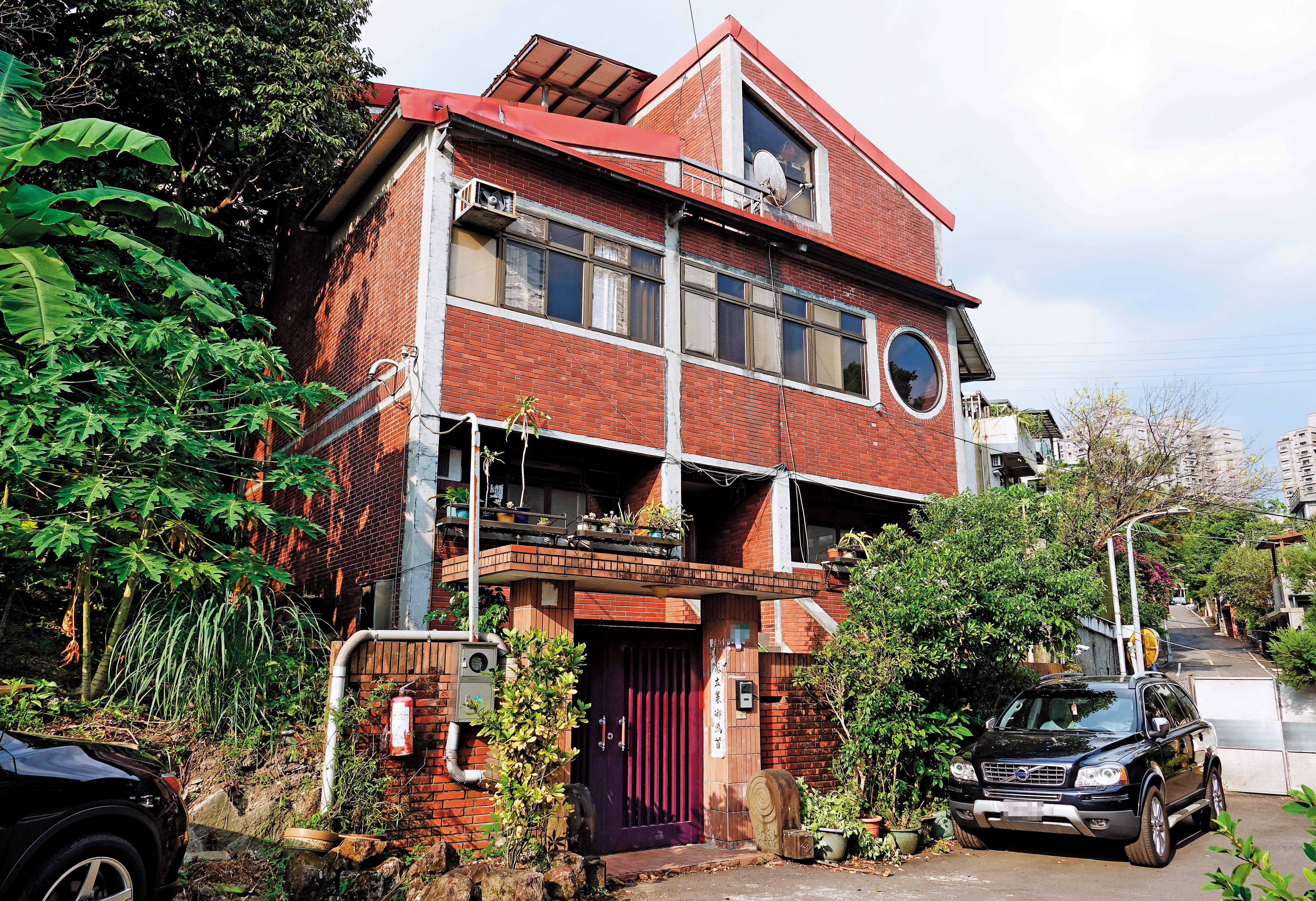 司馬中原與妻子打拚，1971年買百坪地自建「起家厝」，傳出有意出售。