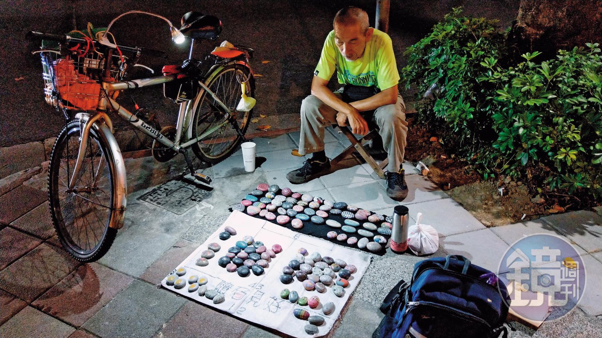 司馬中原的三子吳融賁是石頭彩繪藝術家,在敦南誠品前擺攤20年,長期與父同住。