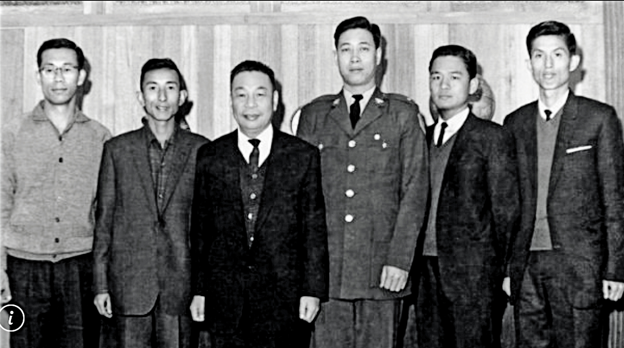 司馬中原(左2)靠著寫作創造上億身價,他在1965年獲蔣經國(左3)頒第一屆全國青年文藝獎,同台的有編劇張永祥 (右3)、詩人瘂弦 (右2)。(翻攝自司馬中原粉絲團)