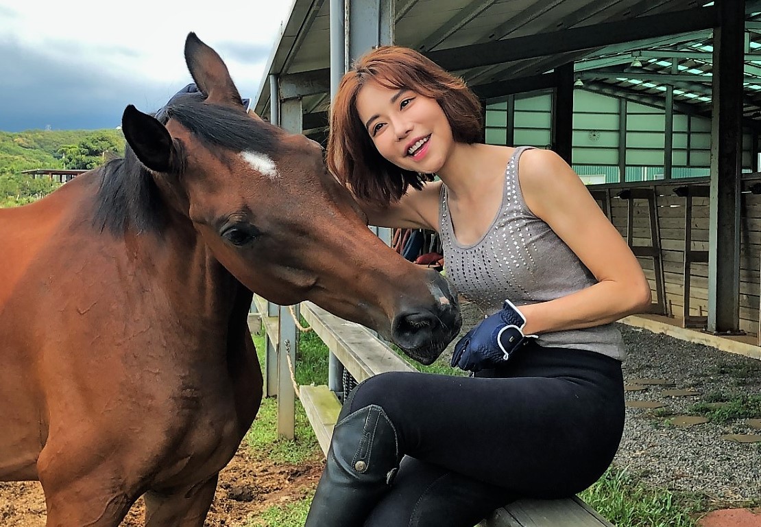 愛馬海爾狂吸狂吻斯容牛奶胸，眾人笑稱老司機。（東森購物提供）