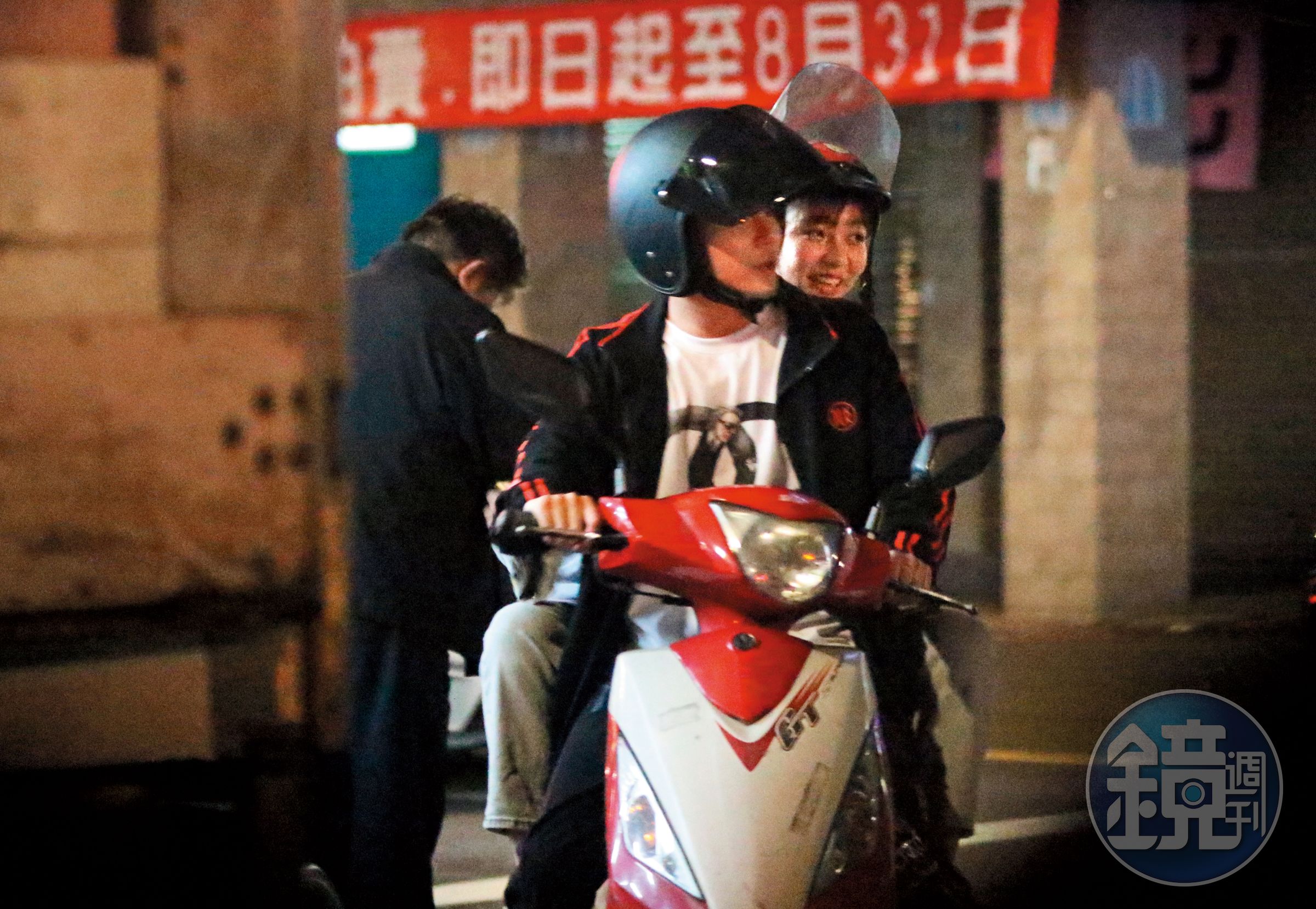 孫生又被抓到載著新妹微服出巡，兩人前後距離貼得很近。