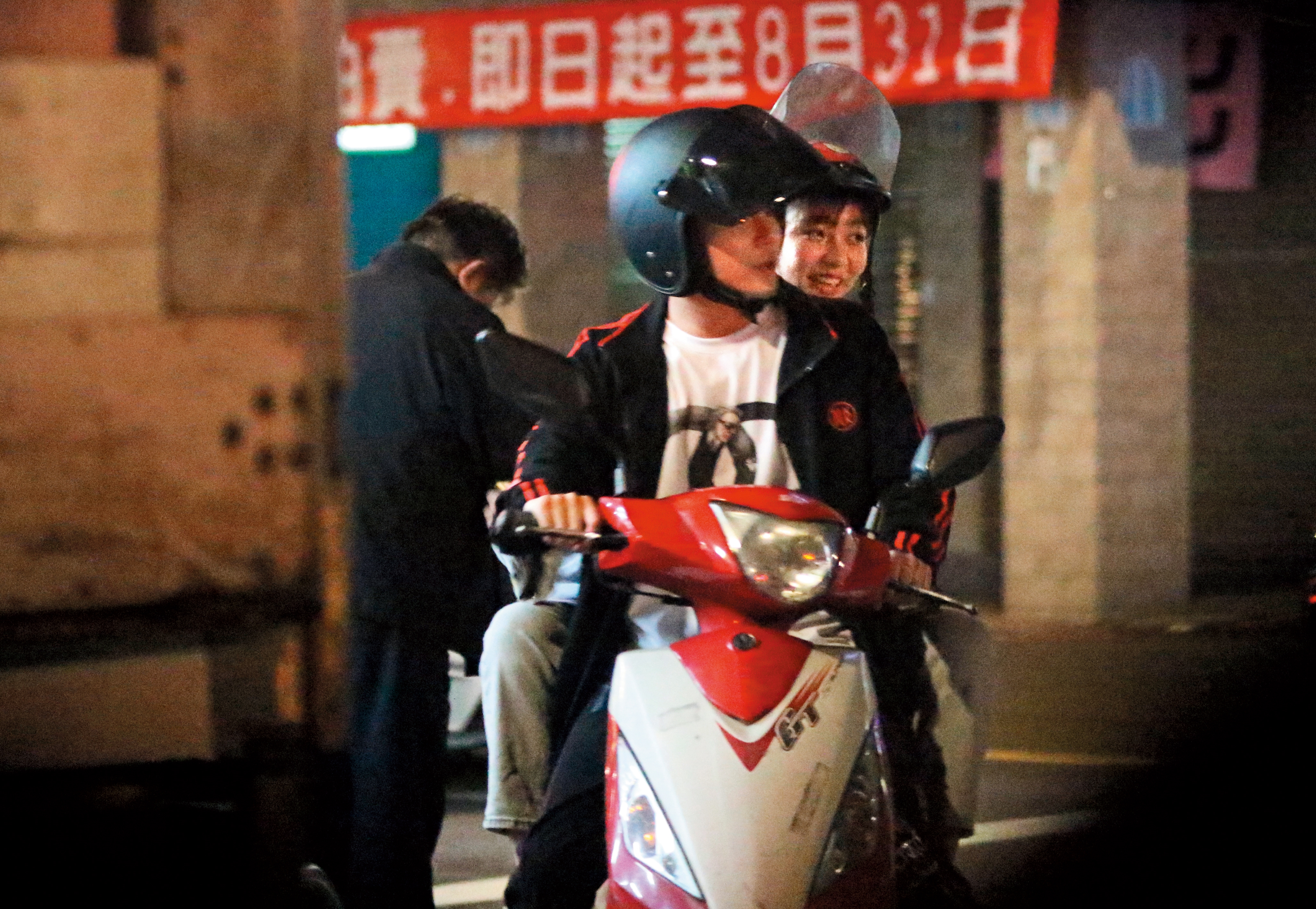 孫生又被抓到載著新妹微服出巡，兩人前後距離貼得很近。