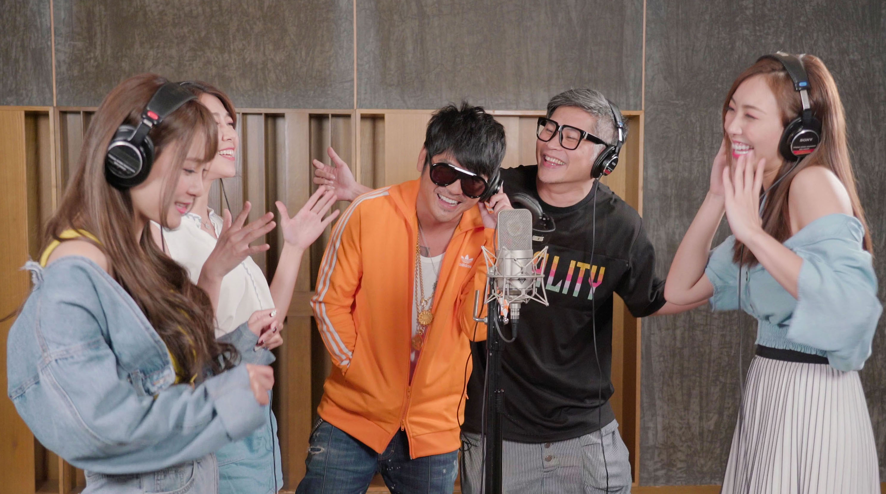 小紫、甜甜和張聖子小露3位美聲唱將直播主，3位優勝者贏得與曹格共同合唱錄製《夏日假期》。（決戰17唱提供）