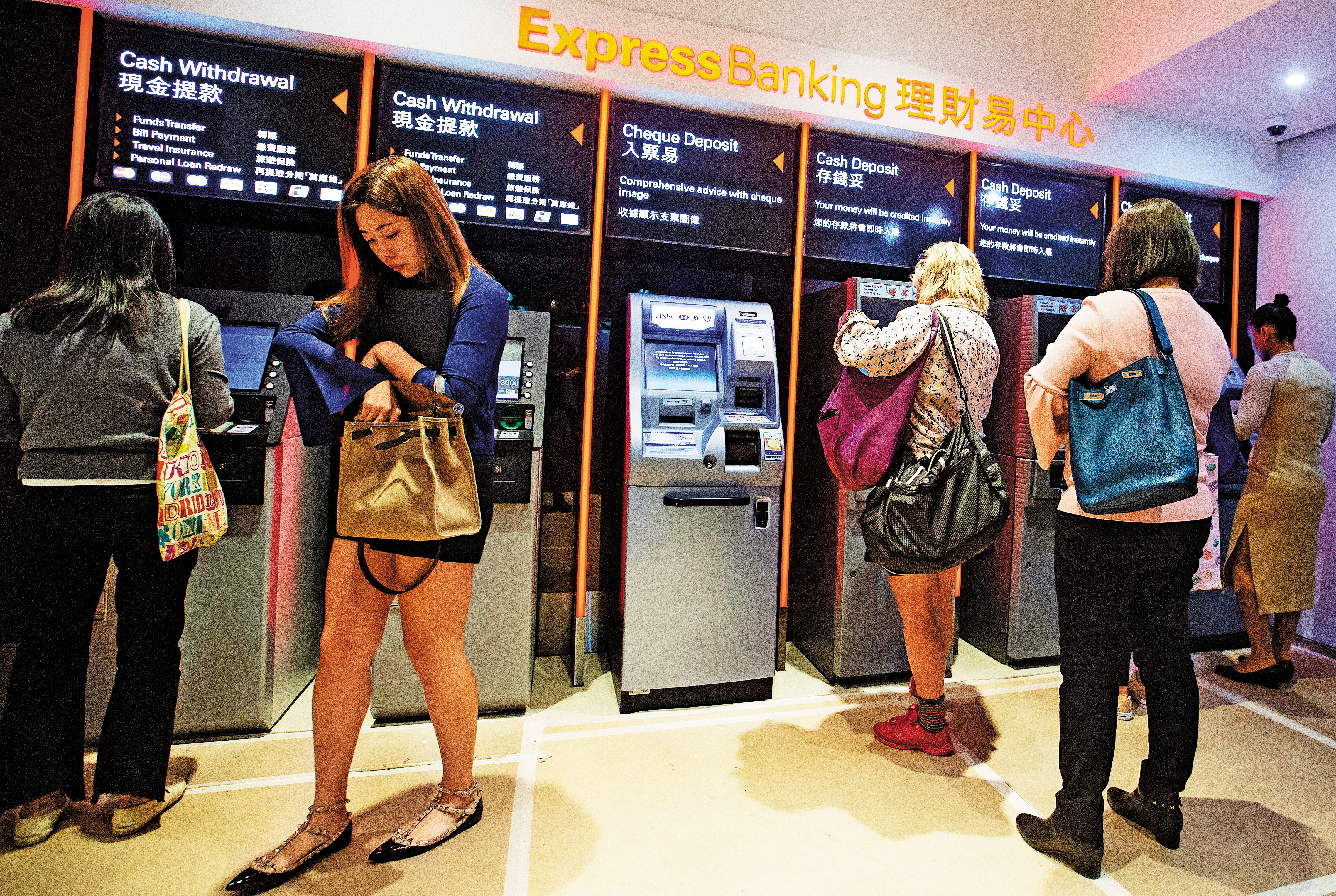 總部在英國倫敦，卻長期享有港幣發鈔權的匯豐銀行，也發生在短短一週之內，集團執行長范寧、大中華區行政總裁黃碧娟、以及亞太區風險長馬凱恩接續遞出辭呈的事件。（東方IC）