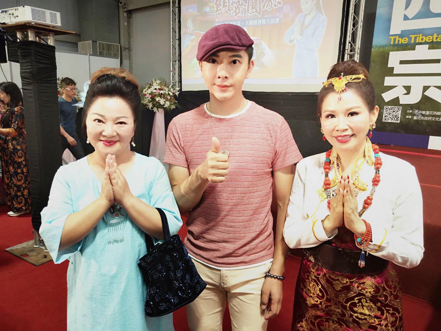 受雨揚居士的邀請，白冰冰偕好友陳孝志一起出席祈福法會。（陳孝志提供）