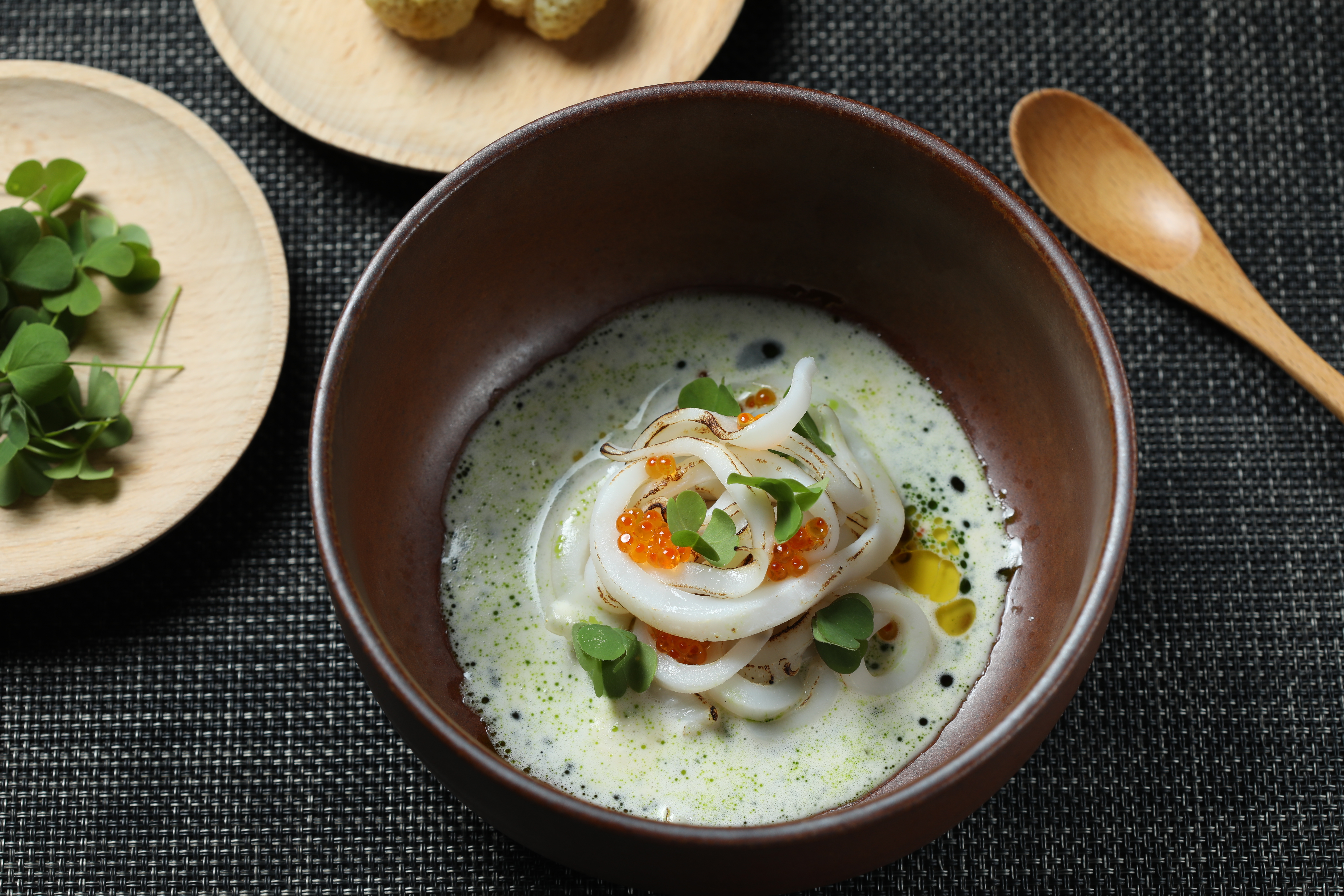 口感像冷麵的「花枝 綠草莓 鱒魚卵」，揉合鱒魚卵鮮鹹和發酵綠草莓、酢漿草的酸味。（980元起套餐菜色）