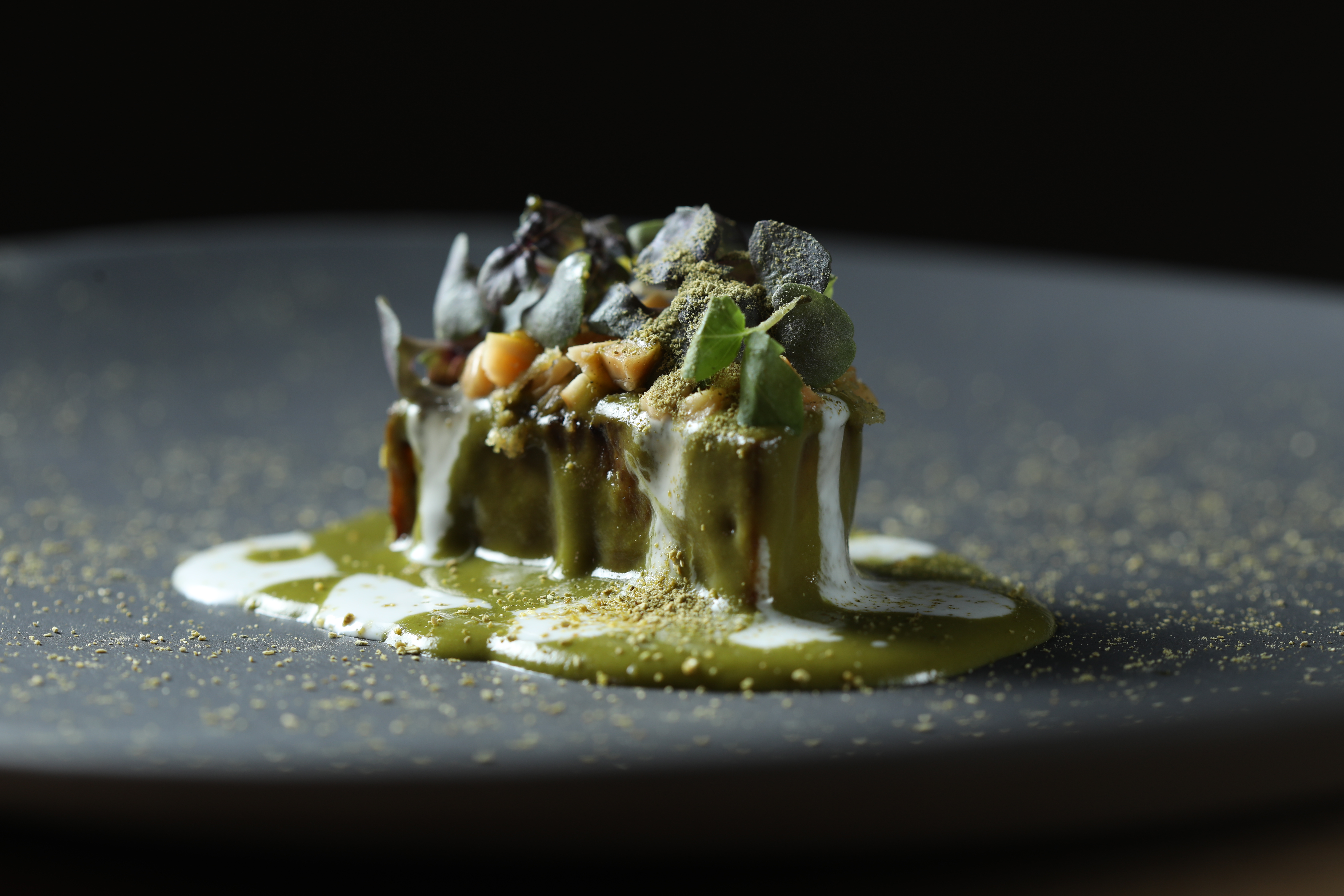 「亞洲馬鈴薯」搭配發酵椰子醬、斑蘭醬，北歐技法融合星馬風味，（2,500元套餐菜色）