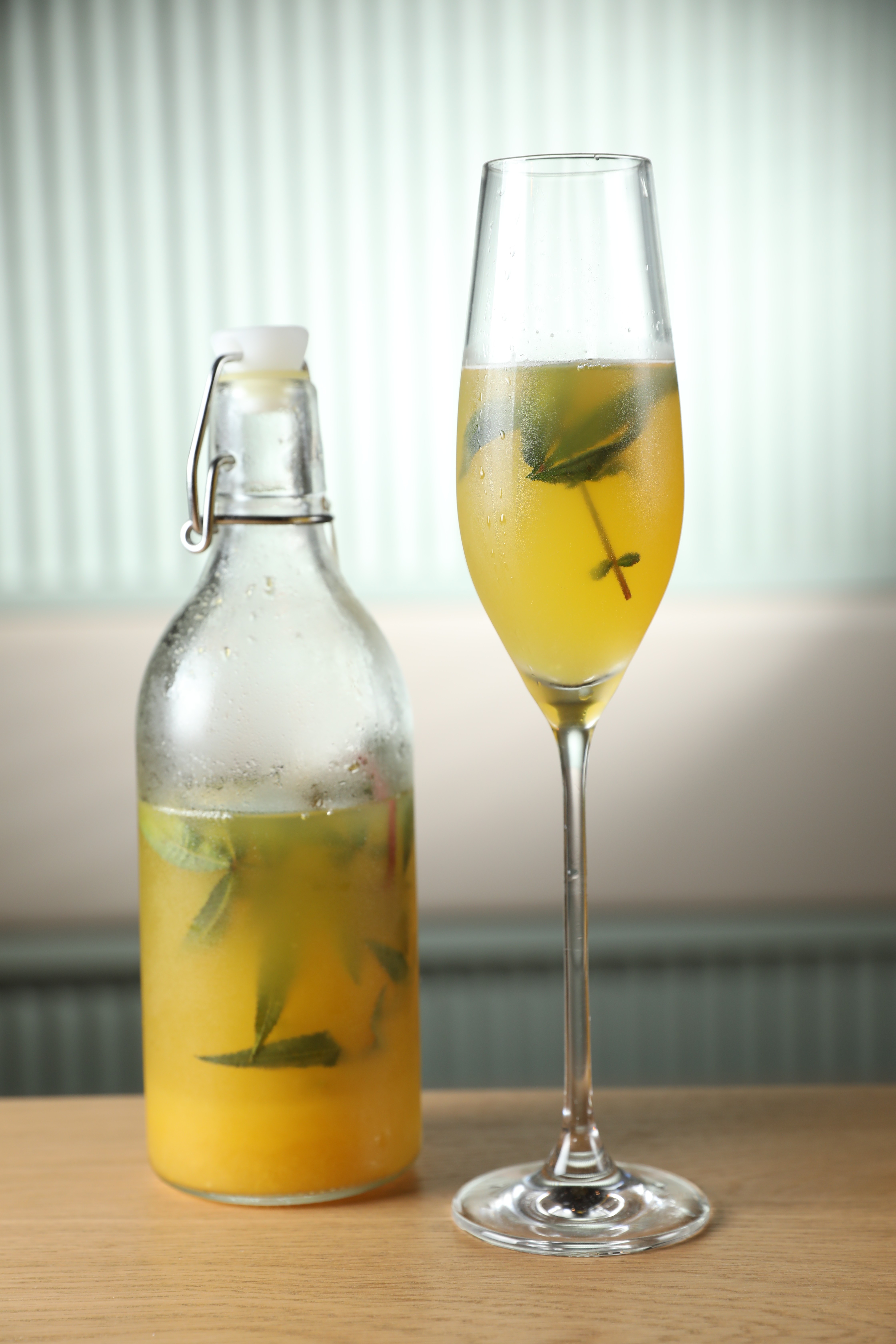 微氣泡發酵飲「發酵鳯梨萬壽菊」有有酒精成份，鳯梨發酵後轉為圓潤纖細。（300元／杯）