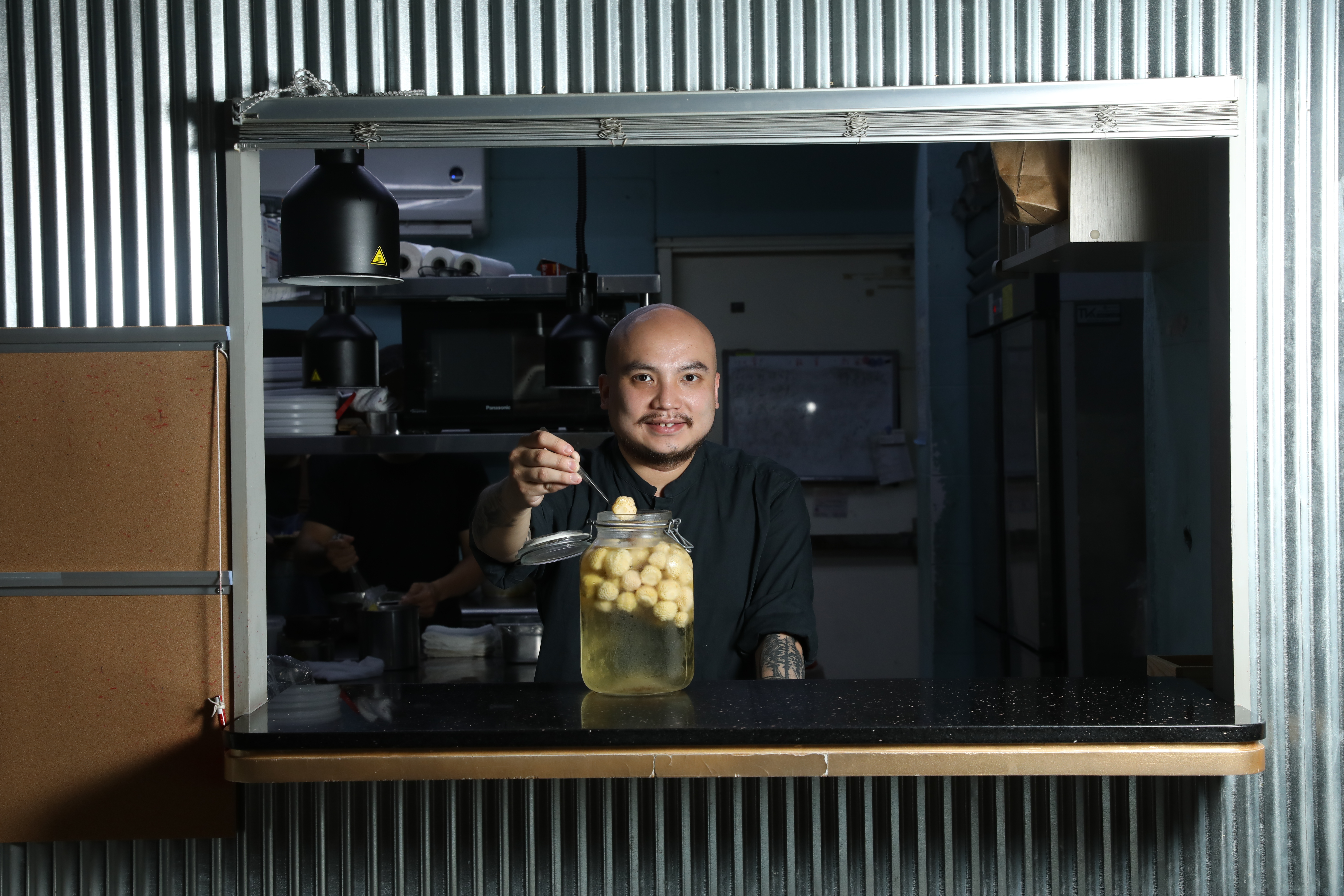 JE kitchen的前任主廚張卓智（Constant），運用煙燻、醃漬、發酵等技藝，表現北歐料理精神，接下來由老闆黃耀徵Jimmy接棒，要向更多世界經典菜色致敬。