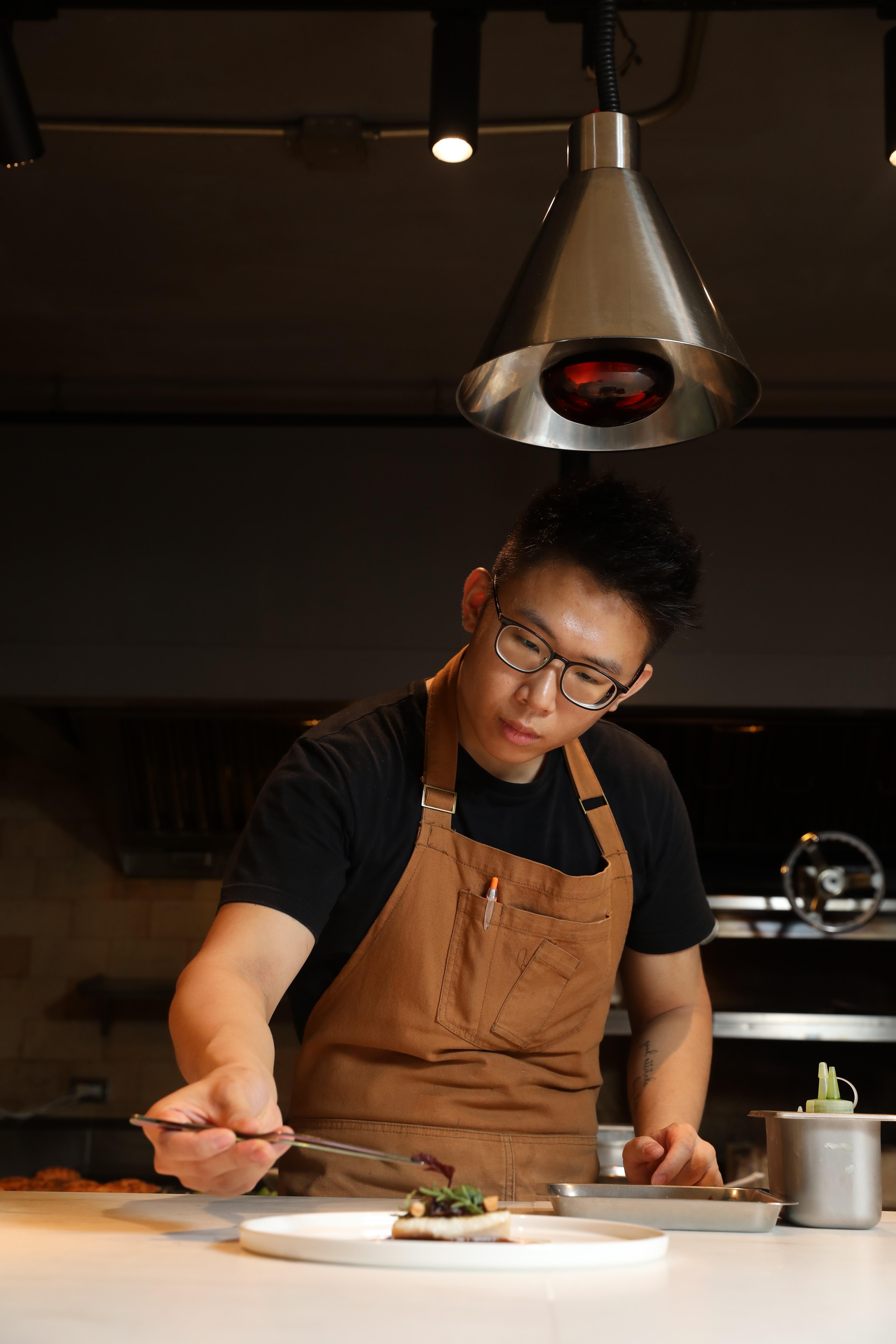  新加坡籍主廚卓均仰（Ernest）把營養學知識用於料理。