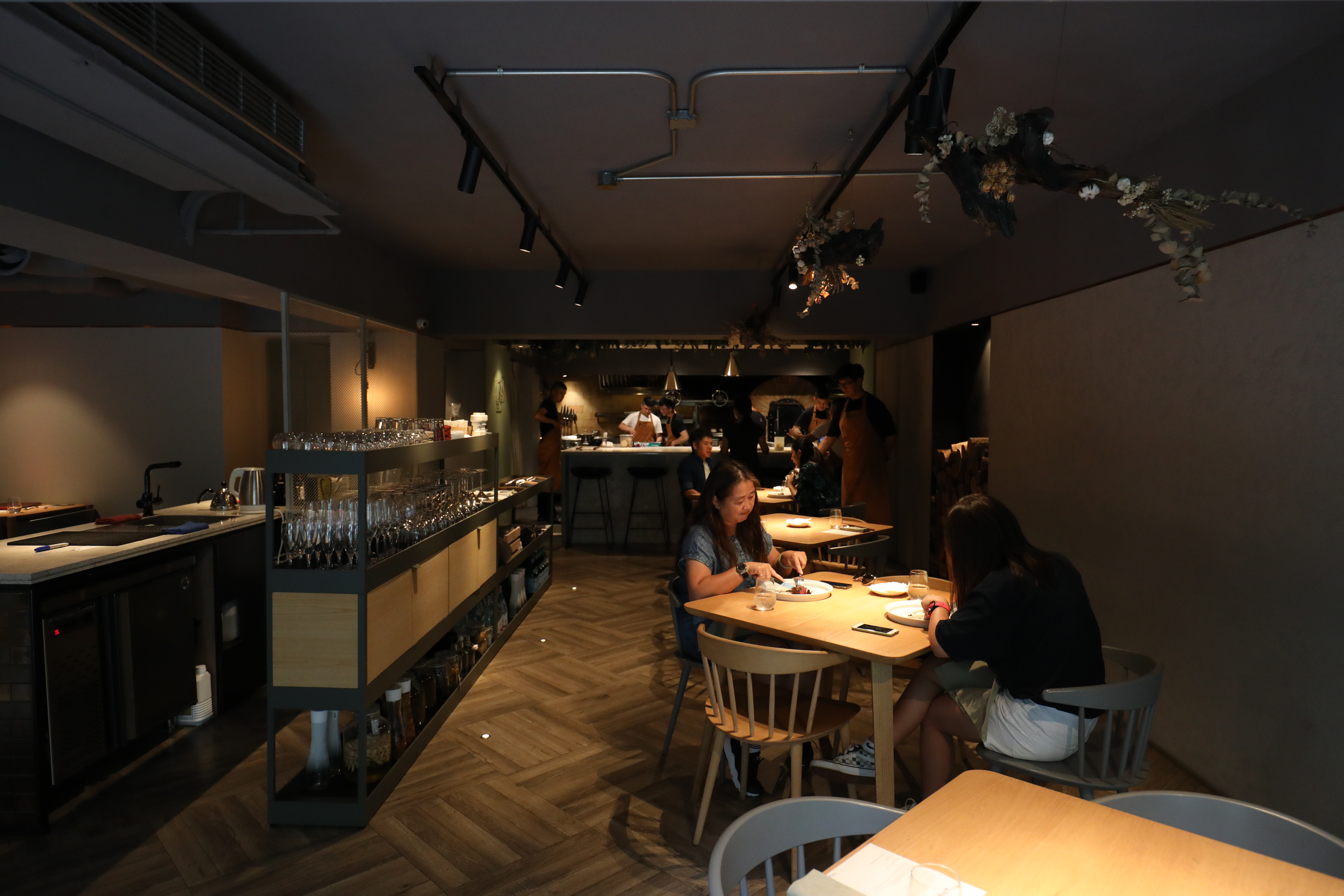 木質用餐空間一路接連到廚房，廚房裡的窯爐也呼應北歐元素。