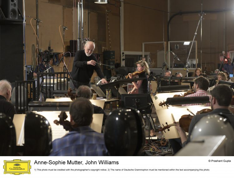 配樂大師約翰威廉斯（左）與安-蘇菲・慕特於好萊塢錄音室，共同合作錄製新專輯。（牛耳藝術提供© COPYRIGHTS PRASHANT GUPTA： DG2019）