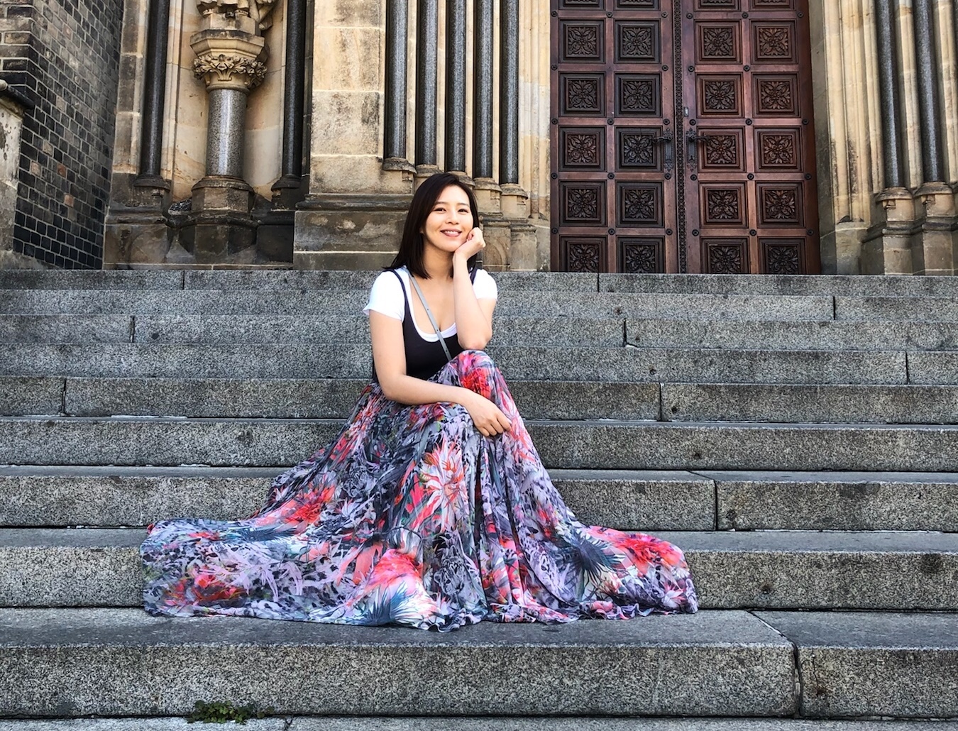 劉品言赴捷克旅遊順便慶生，也留下不少「網美照」，小露乳溝展現輕熟女的「微性感」。（劉品言提供）