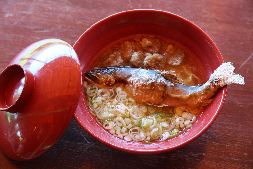 一碗香魚拉麵，是上田市的名物。