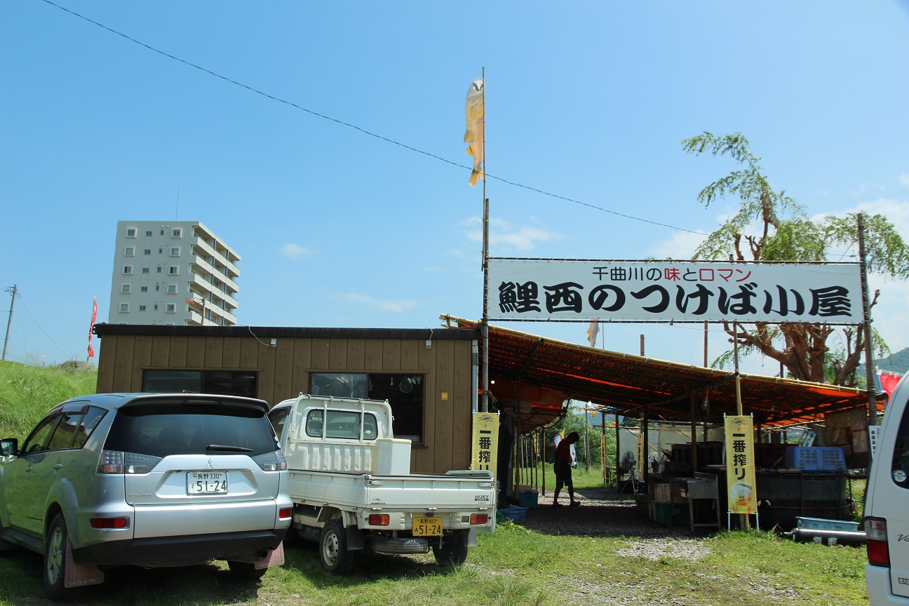 在千曲川旁邊的「鯉西つけば小屋」，只有夏天才有。