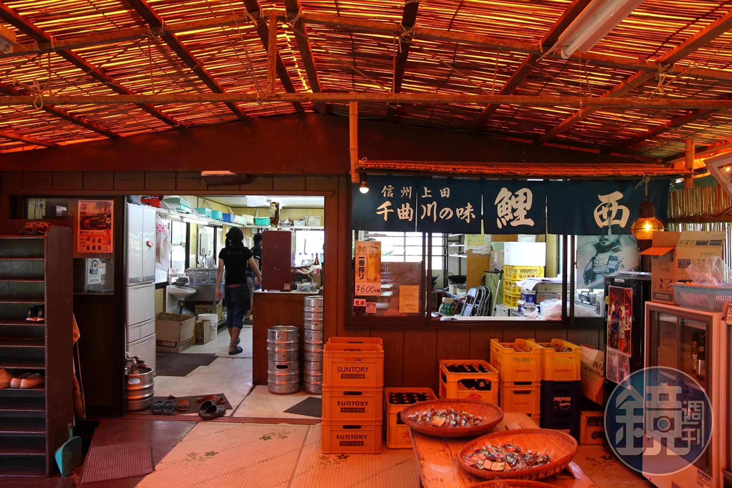 小屋內的廚房很簡單，卻烹調出特色的料理。