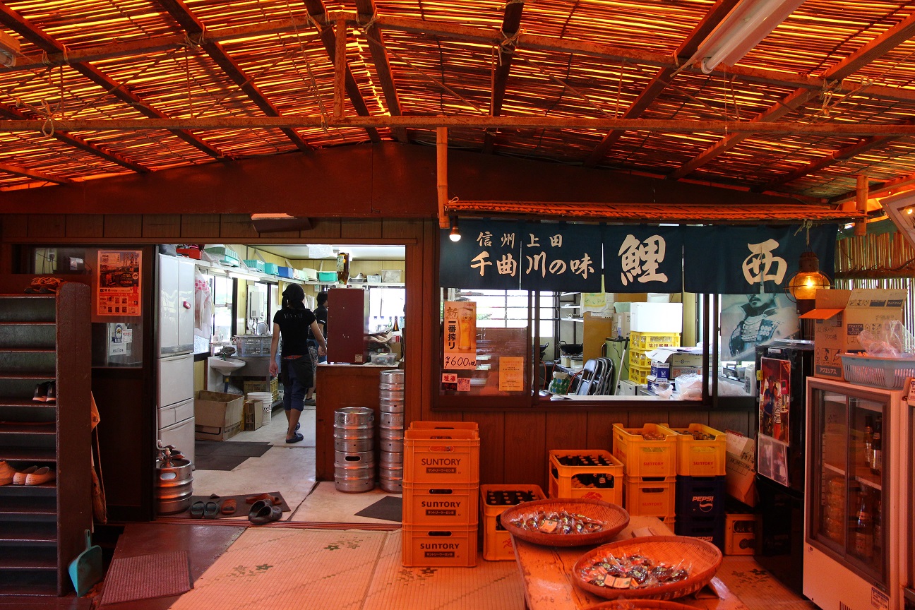 小屋內的廚房很簡單，卻烹調出特色的料理。