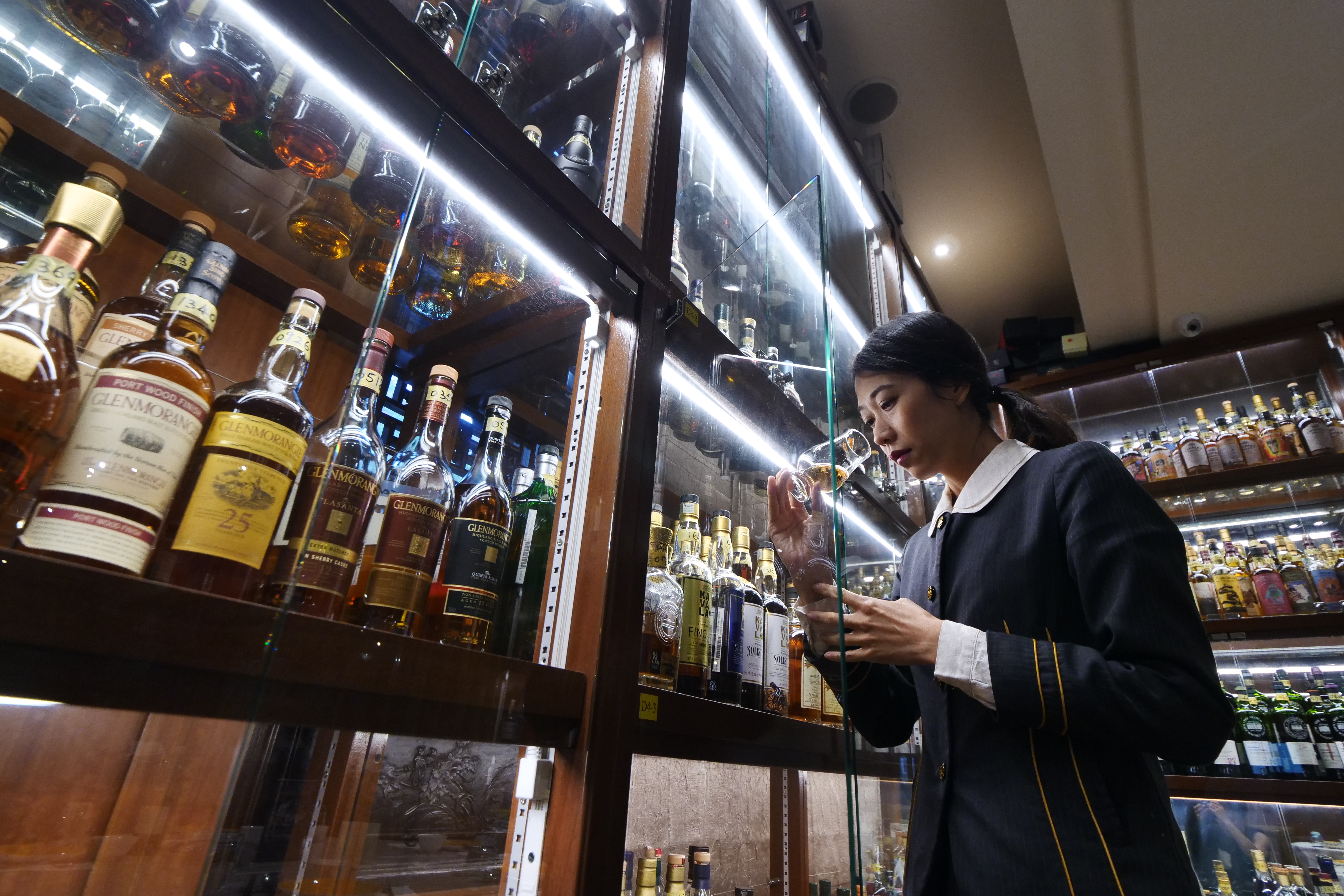 如果不知怎麼選酒，古華薈副理Penny會依客人口味提供專業建議。