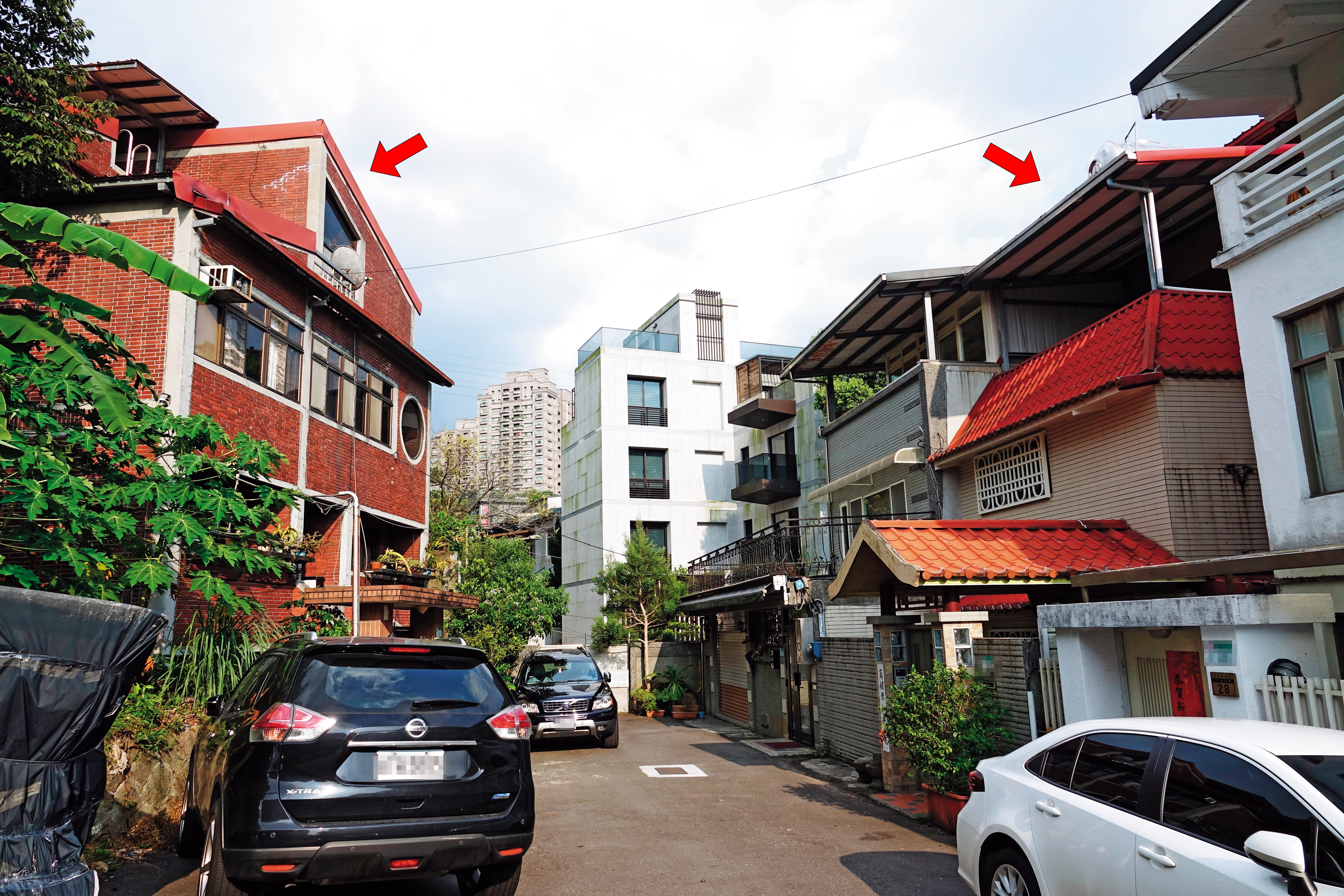 司馬中原靠著寫作、講鬼故事，買下2棟對街透天樓房（箭頭指處），傳出有意賣掉左邊的別墅。