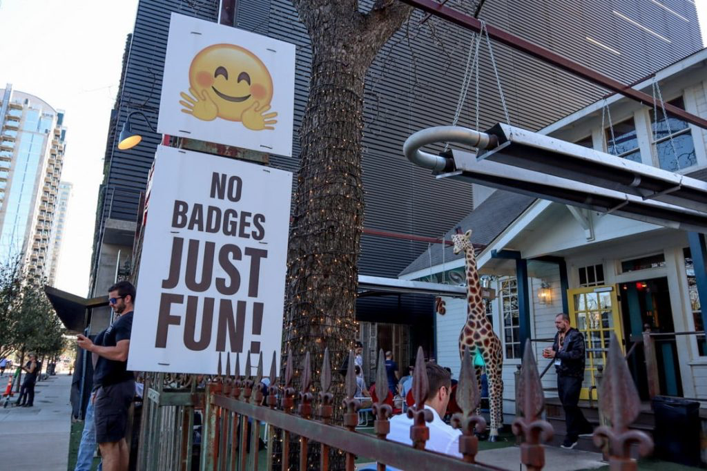 有些活動不需要買票就能觀賞,店家還會貼出「No Bages, Just Fun!」的招牌,邀請民眾免費入場。(翻攝自 twoscotsabroad.com)