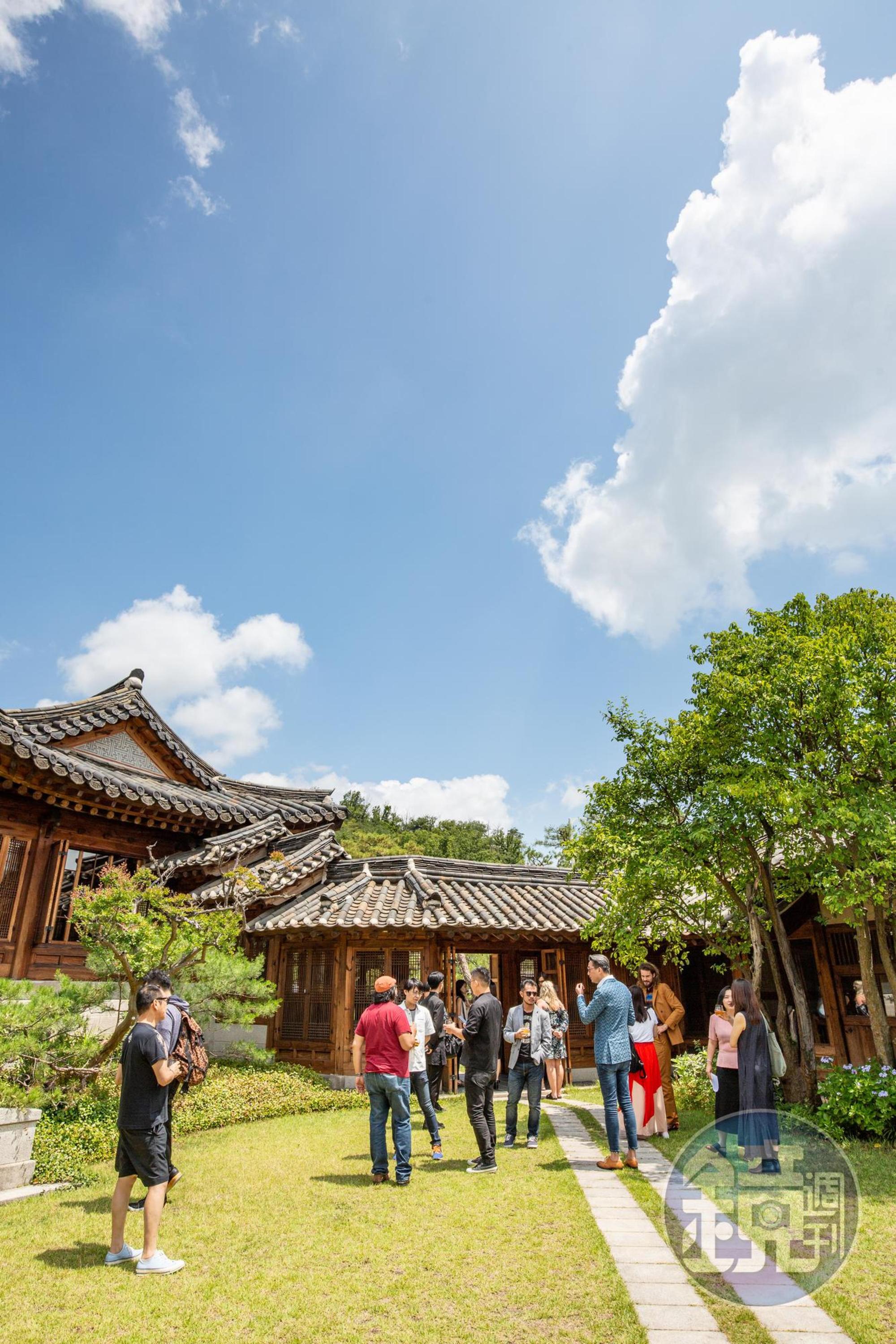博物館的建築結構以多棟韓屋串連，並留有寬敞庭院。