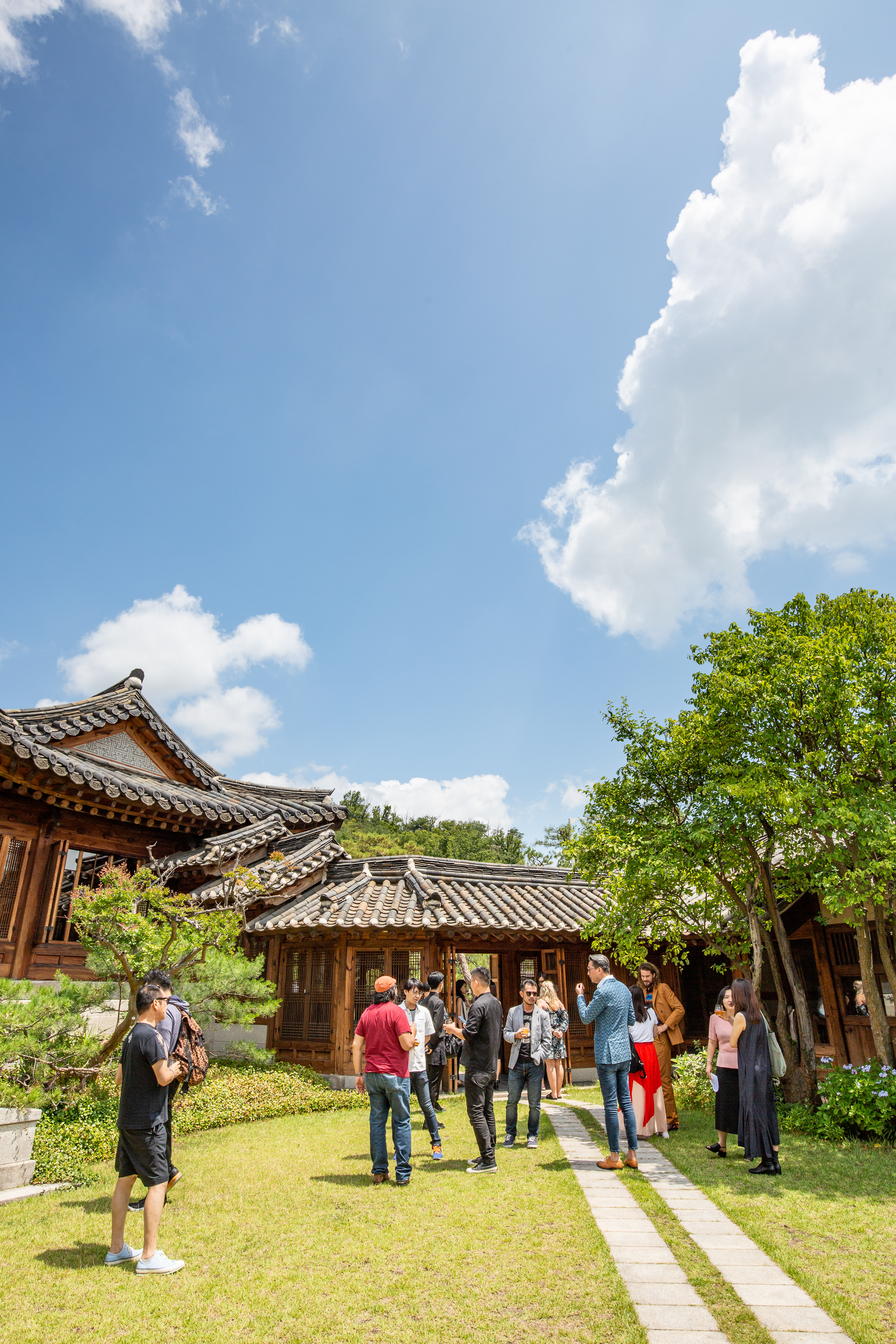 博物館的建築結構以多棟韓屋串連，並留有寬敞庭院。
