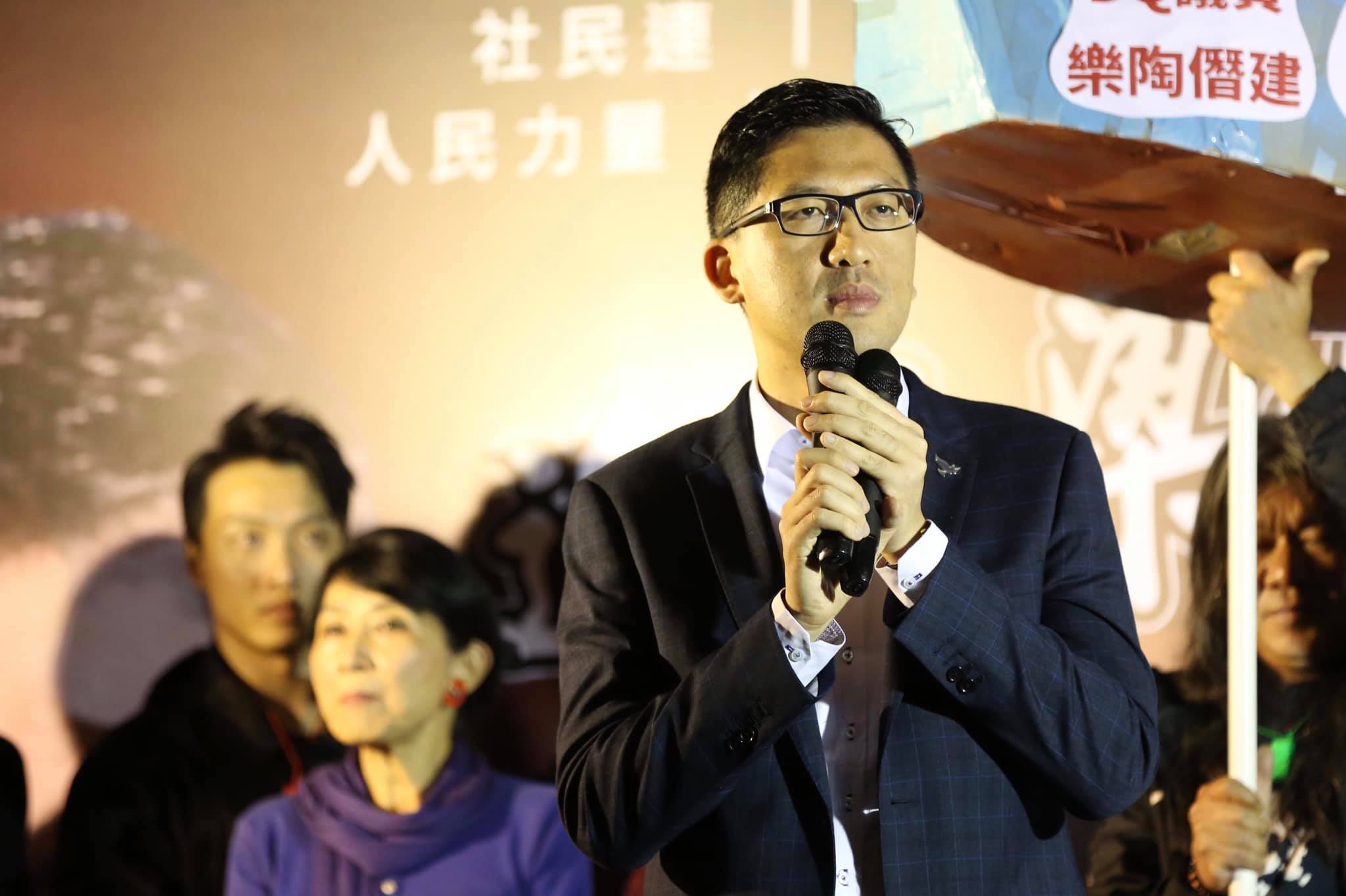 林桌廷開記者會公布警方惡行，也讓施暴員警被捕調查。（翻攝林卓廷臉書）
